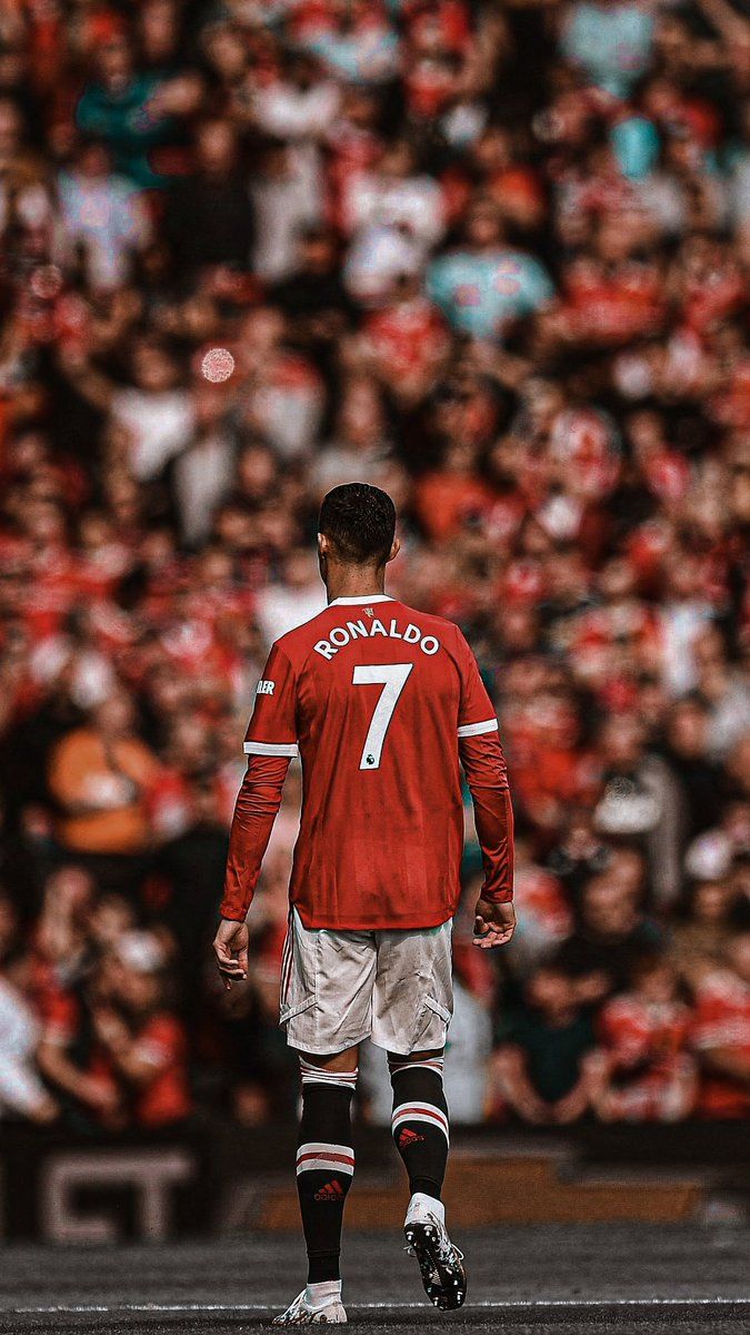 Cristiano Ronaldo, Manchester United, Old Trafford, Rückennummer 7, Fans, Stadion, Hochformat-Hintergrundbild