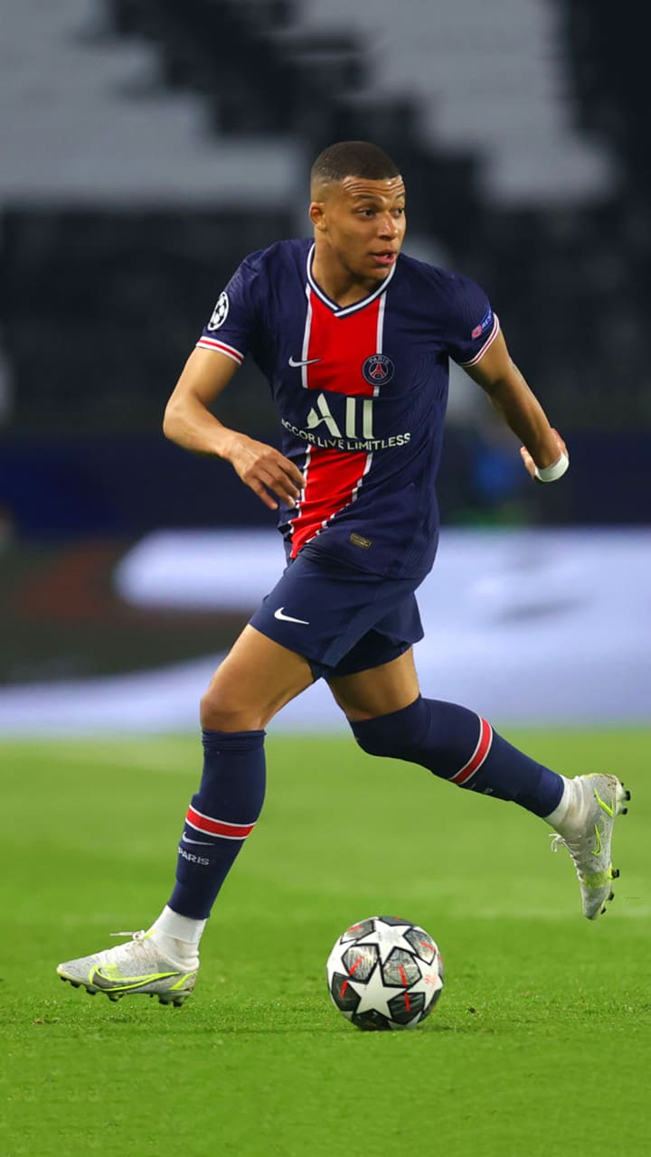 Kylian Mbappé, Paris Saint-Germain, Ballführung, Rasen, Stadion, HD, iPhone-Hintergrundbild