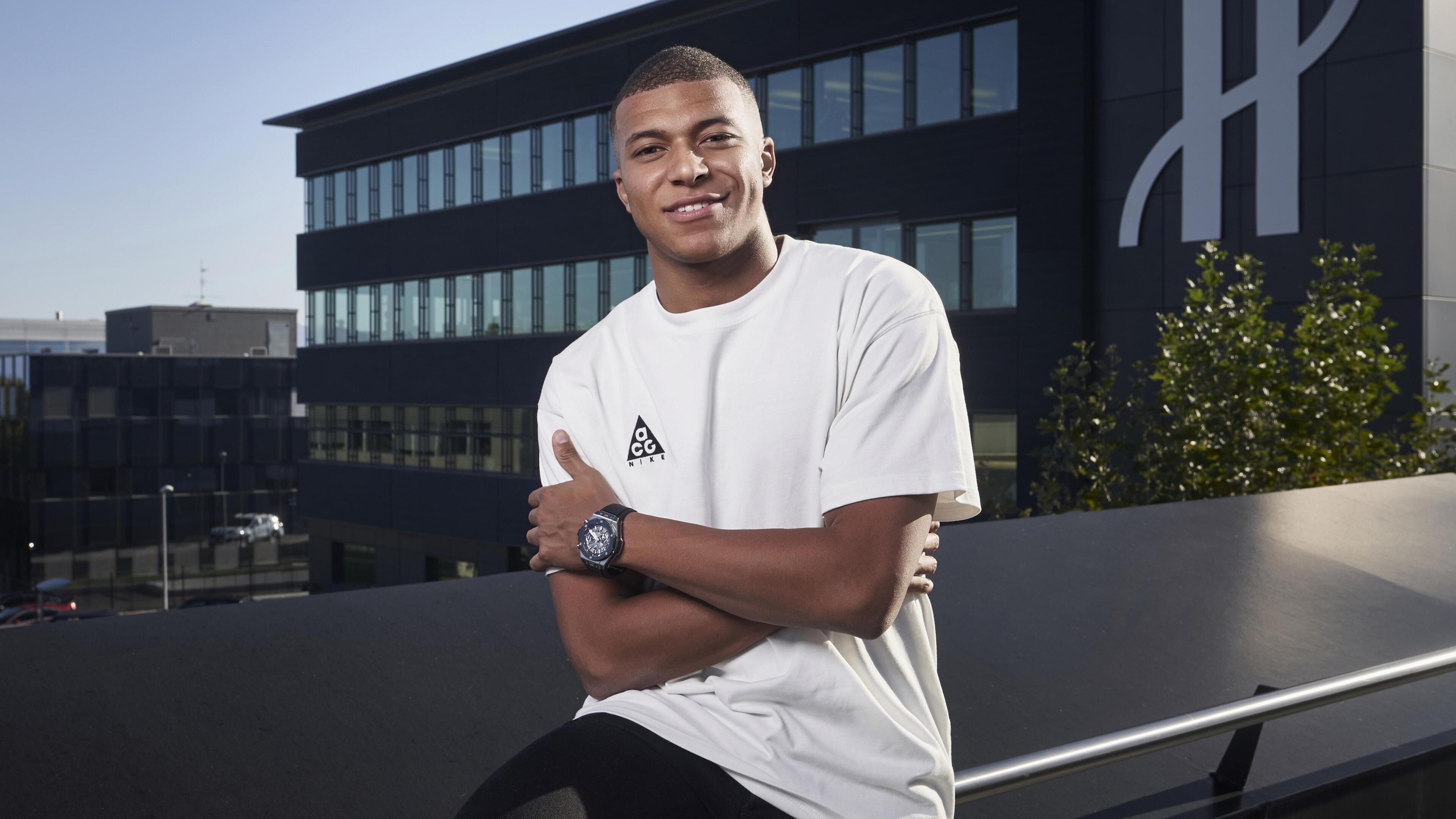 Kylian Mbappé, Weißes T-Shirt, Porträt, Verschränkte Arme, Gebäude, 4K, PC-Hintergrundbild