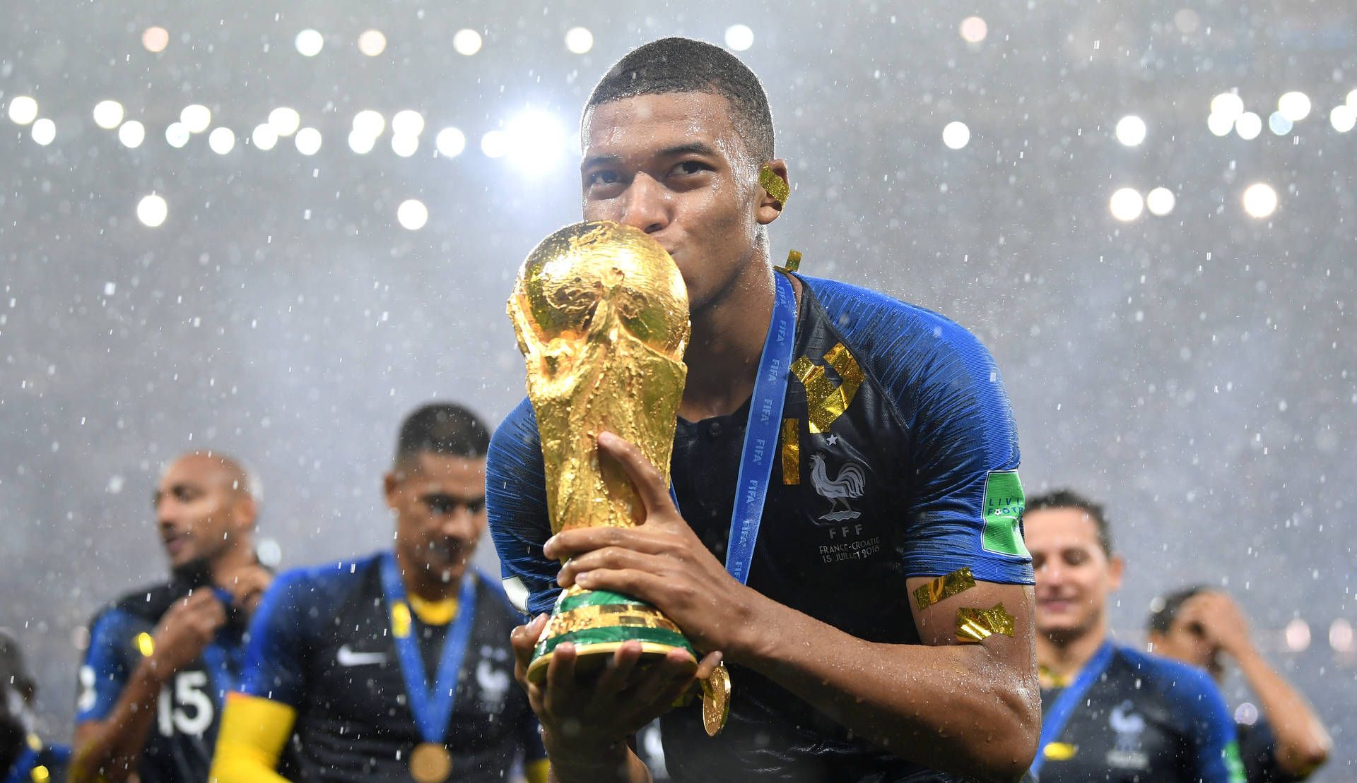 Kylian Mbappé, WM-Pokal, Weltmeisterschaft 2018, Französische Nationalmannschaft, Kuss, Feier, Full-HD-Hintergrundbild