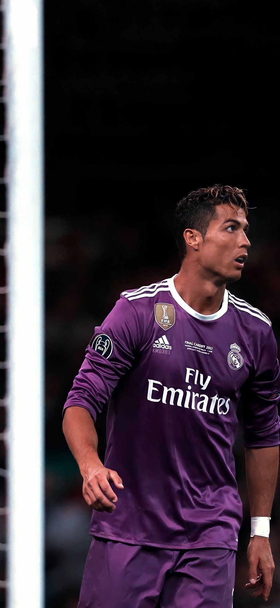 Cristiano Ronaldo, Real Madrid, Lila Trikot, Dunkler Hintergrund, Hochformat, Sperrbildschirm