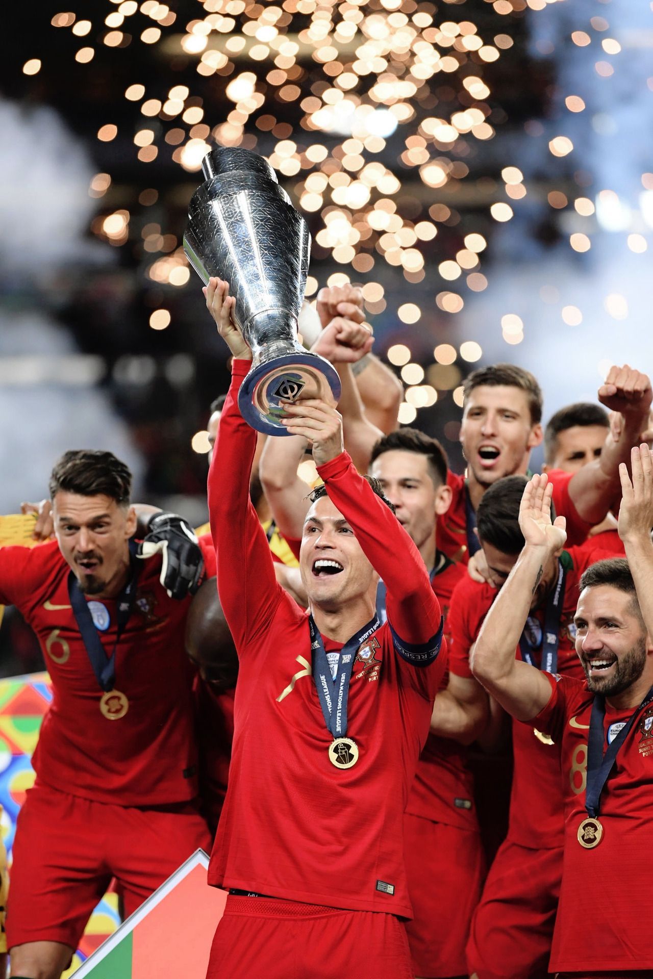 Cristiano Ronaldo, Portugiesische Fußballnationalmannschaft, Pokal, Siegerfeier, Konfetti, Hochformat-Hintergrundbild