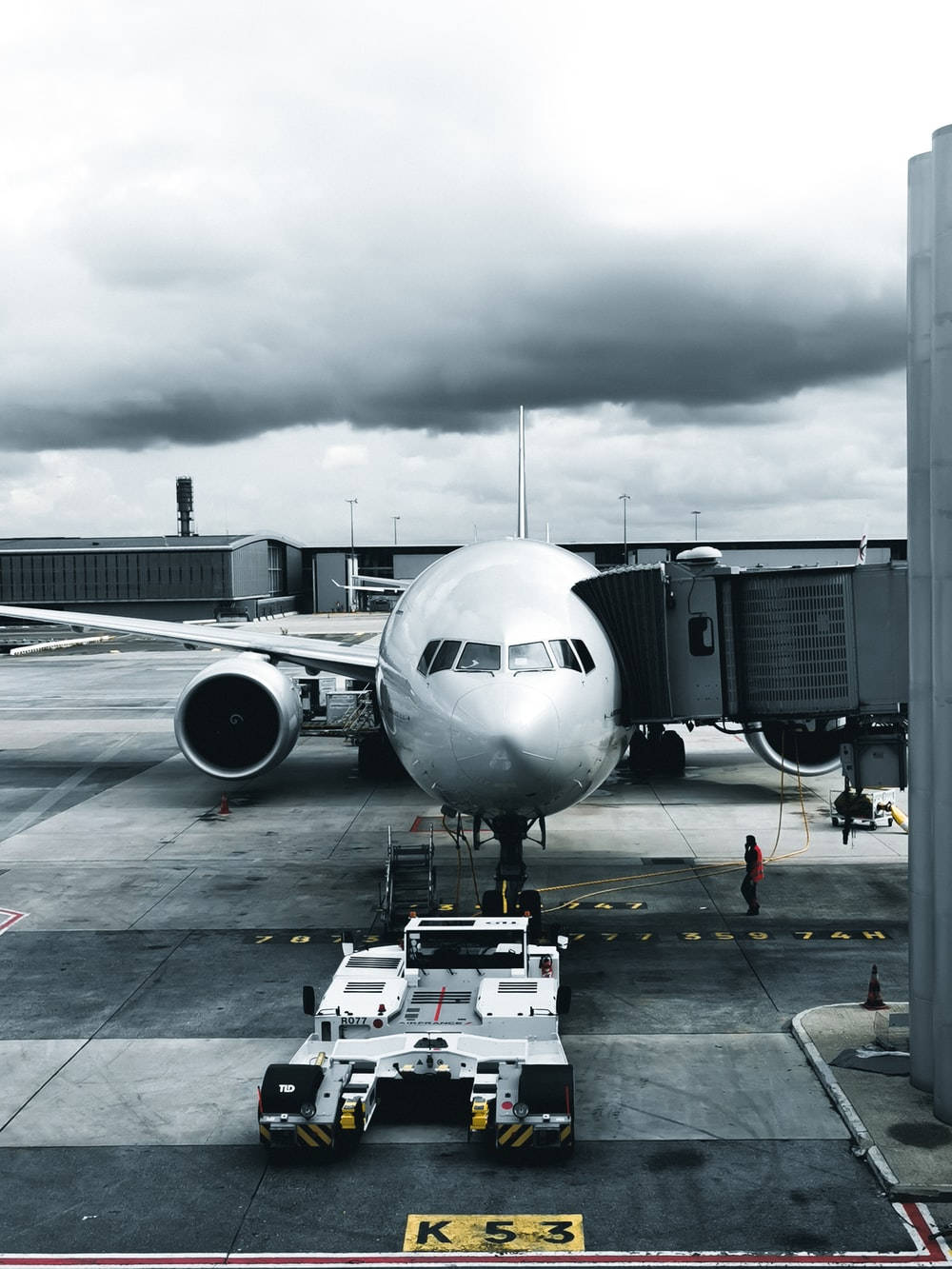 Boeing 777, Flughafen, Gate, Schlepper, Graustufen, Hintergrundbild für iPad und Tablet