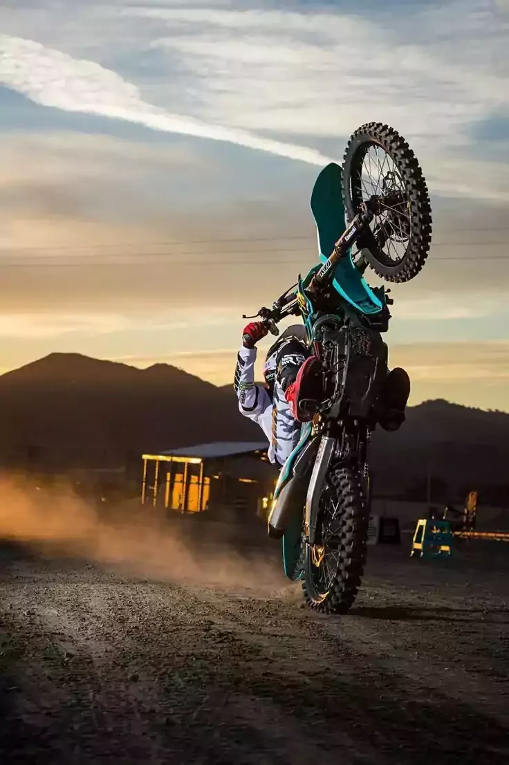 Motocross, Wheelie, Staub, Berge, Dämmerung, Hochformat, Hintergrundbild fürs Smartphone