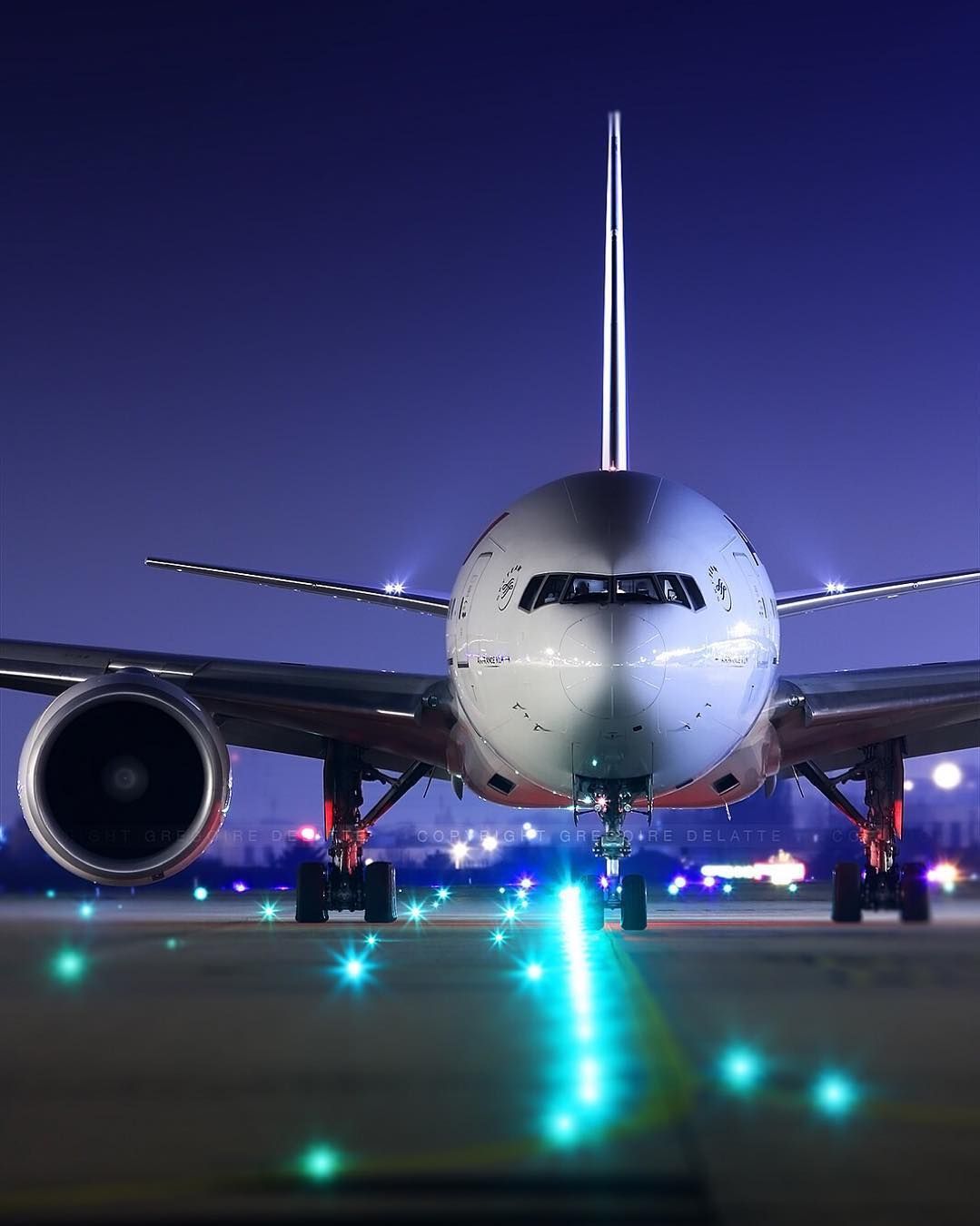 Boeing 777, Frontansicht, Nacht, Rollfeld, Befeuerung, HD, Hintergrundbild fürs Tablet
