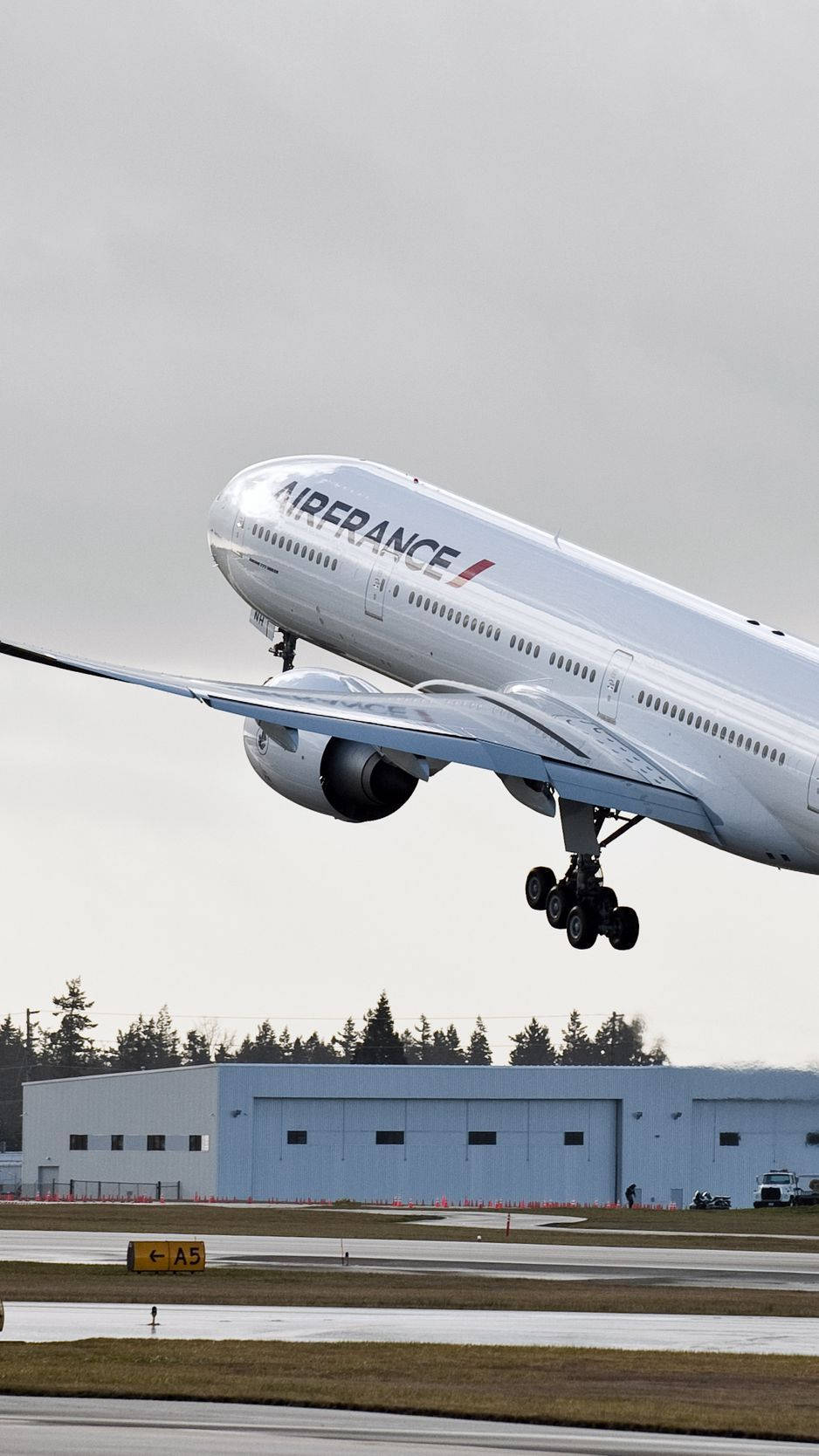 Boeing 777, Start, Fahrwerk, Bewölkter Himmel, Flughafen, Hintergrundbild fürs Handy