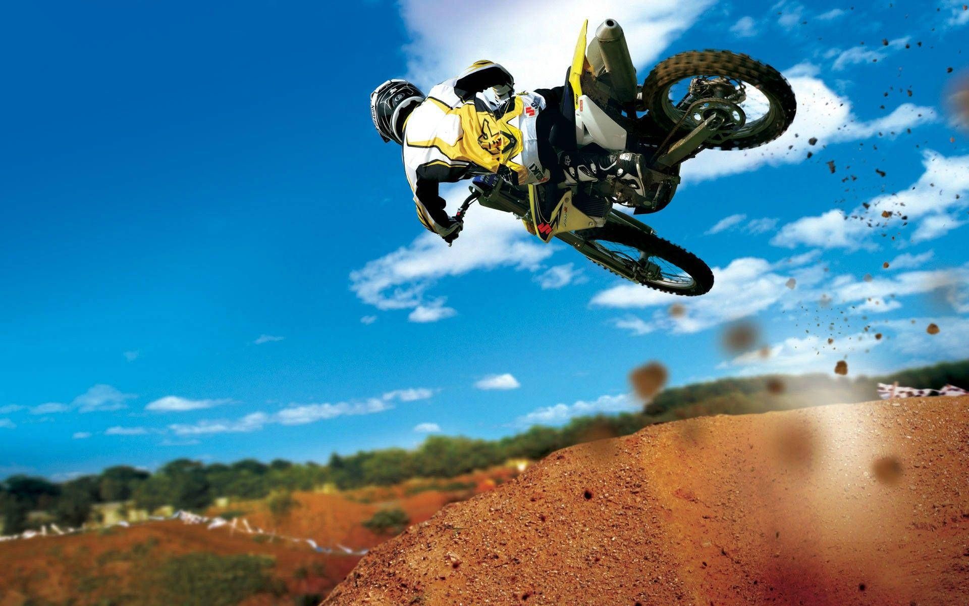 Suzuki, Motocross, Whip, Blauer Himmel, Dirt-Strecke, 16:10, Full-HD-Hintergrundbild für den Desktop