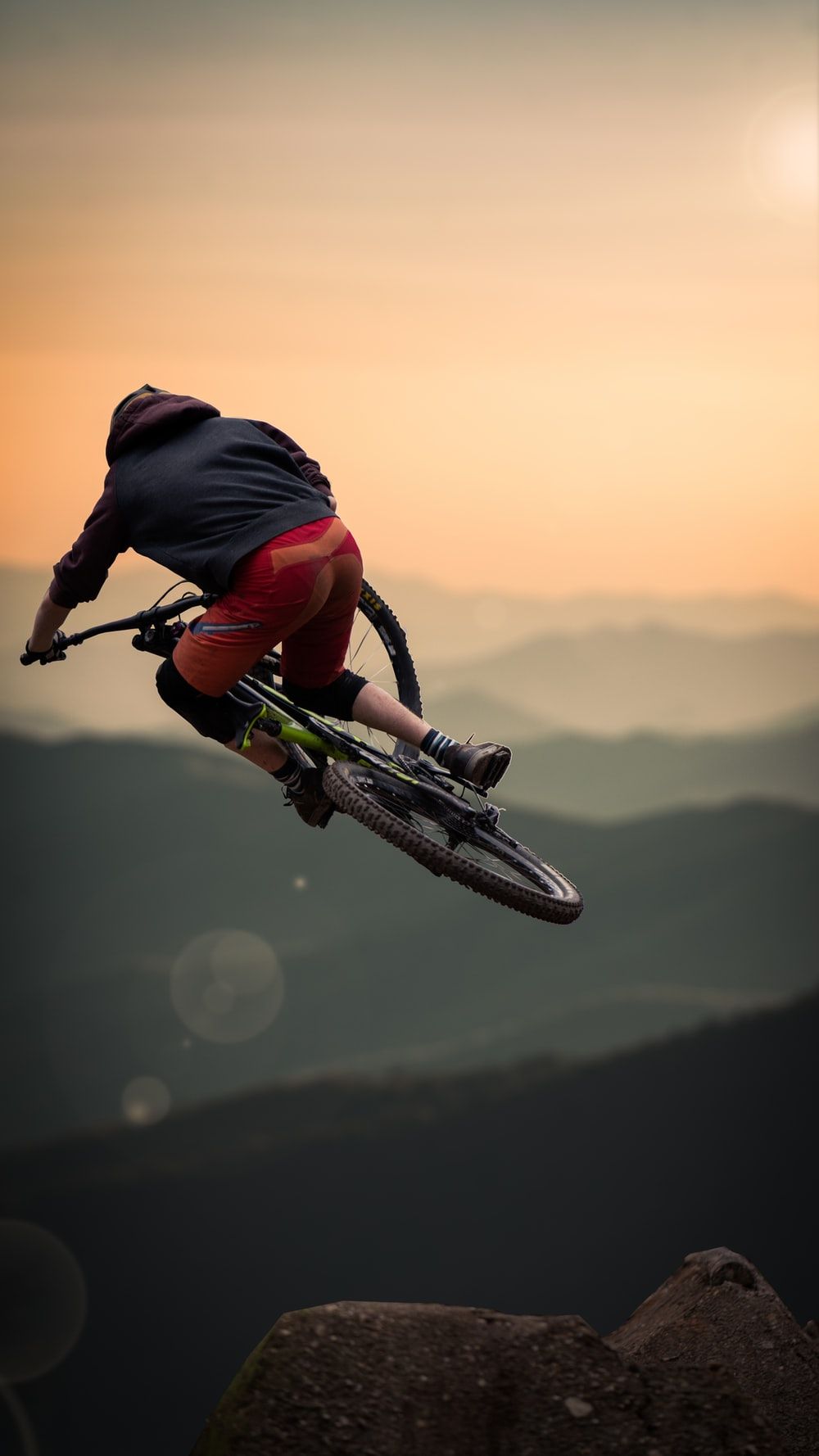 Dirtbike, Sprung, Berge, Sonnenuntergang, Nebel, Hintergrundbild für iPhone und Android