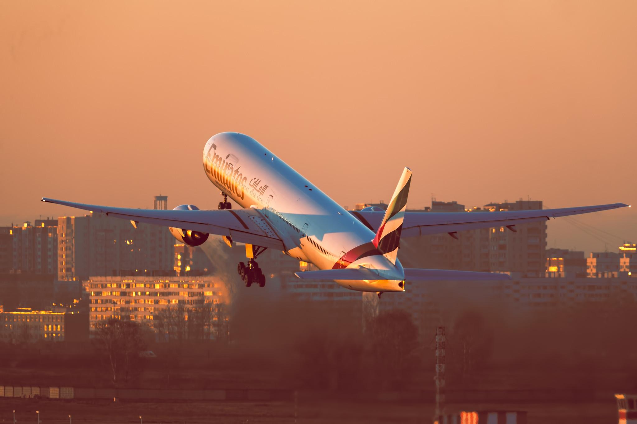 Boeing 777, Emirates, Start, Sonnenuntergang, Stadt, Full HD, Desktop-Hintergrund für Windows