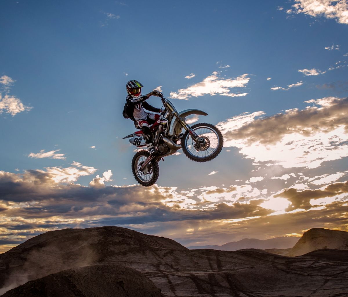 Motocross, Sprung, Abendhimmel, Wolken, Hügel, Hintergrundbild