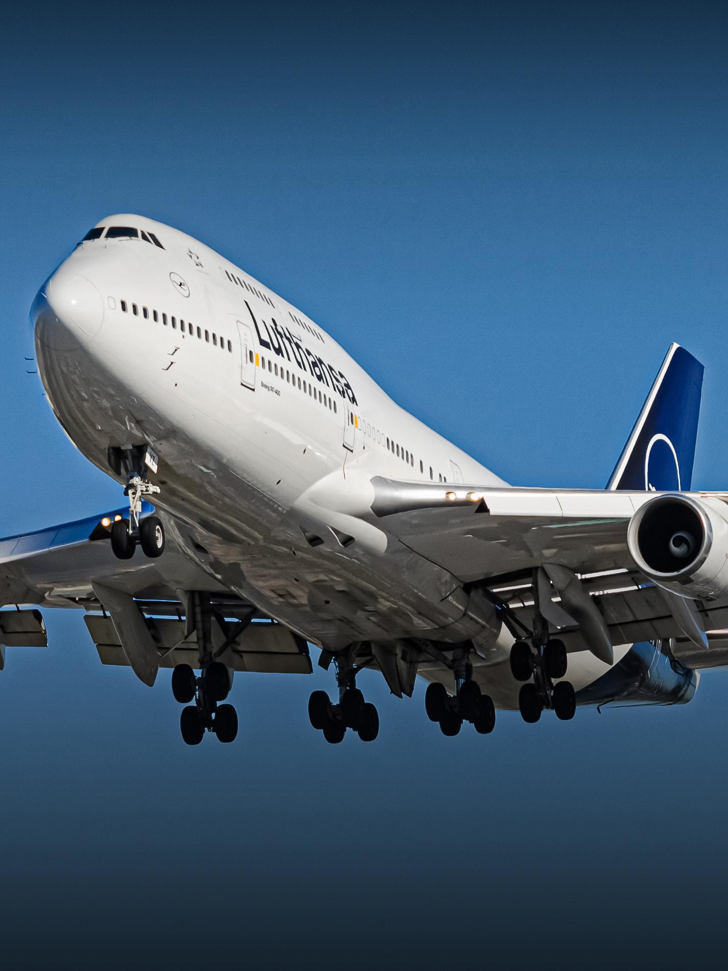 Boeing 747, Lufthansa, Landeanflug, Blauer Himmel, Fahrwerk, Full HD, iPad-Hintergrundbild
