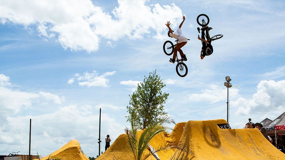 Dirt Jump, Freestyle, Erdhügel, Blauer Himmel, Wolken, Hintergrund