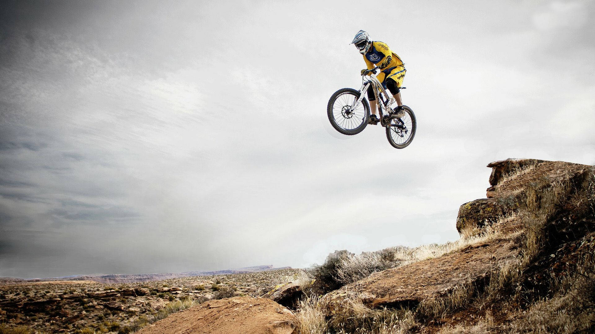 Mountainbike, Sprung, Felsen, Bewölkter Himmel, Freeride, 1920x1080, PC-Hintergrundbild