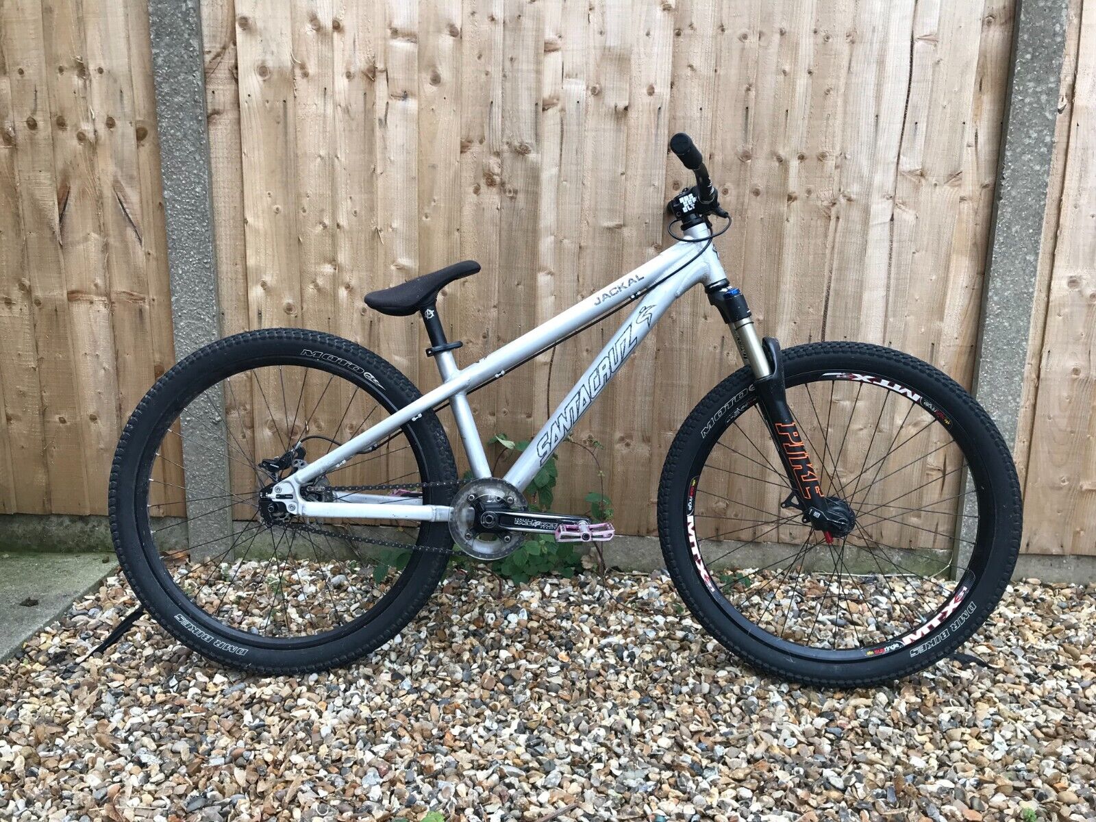 Dirt-Jump-Bike, Silbernes Fahrrad, Holzzaun, Kies, Hardtail, Hintergrundbild fürs Tablet