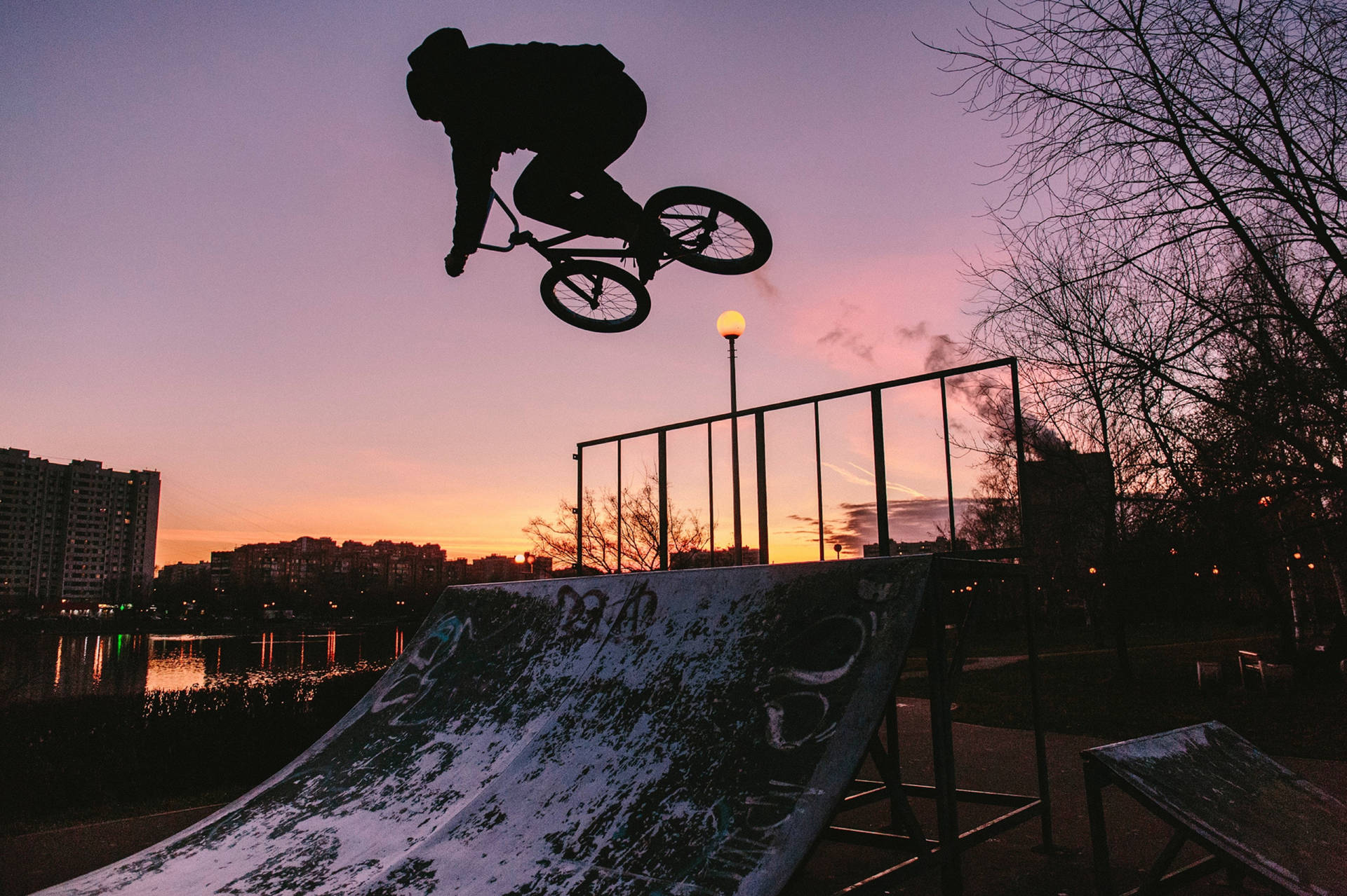 BMX, Dirt Jump, Rampe, Silhouette, Abenddämmerung, Stadt, Full HD, PC-Hintergrundbild
