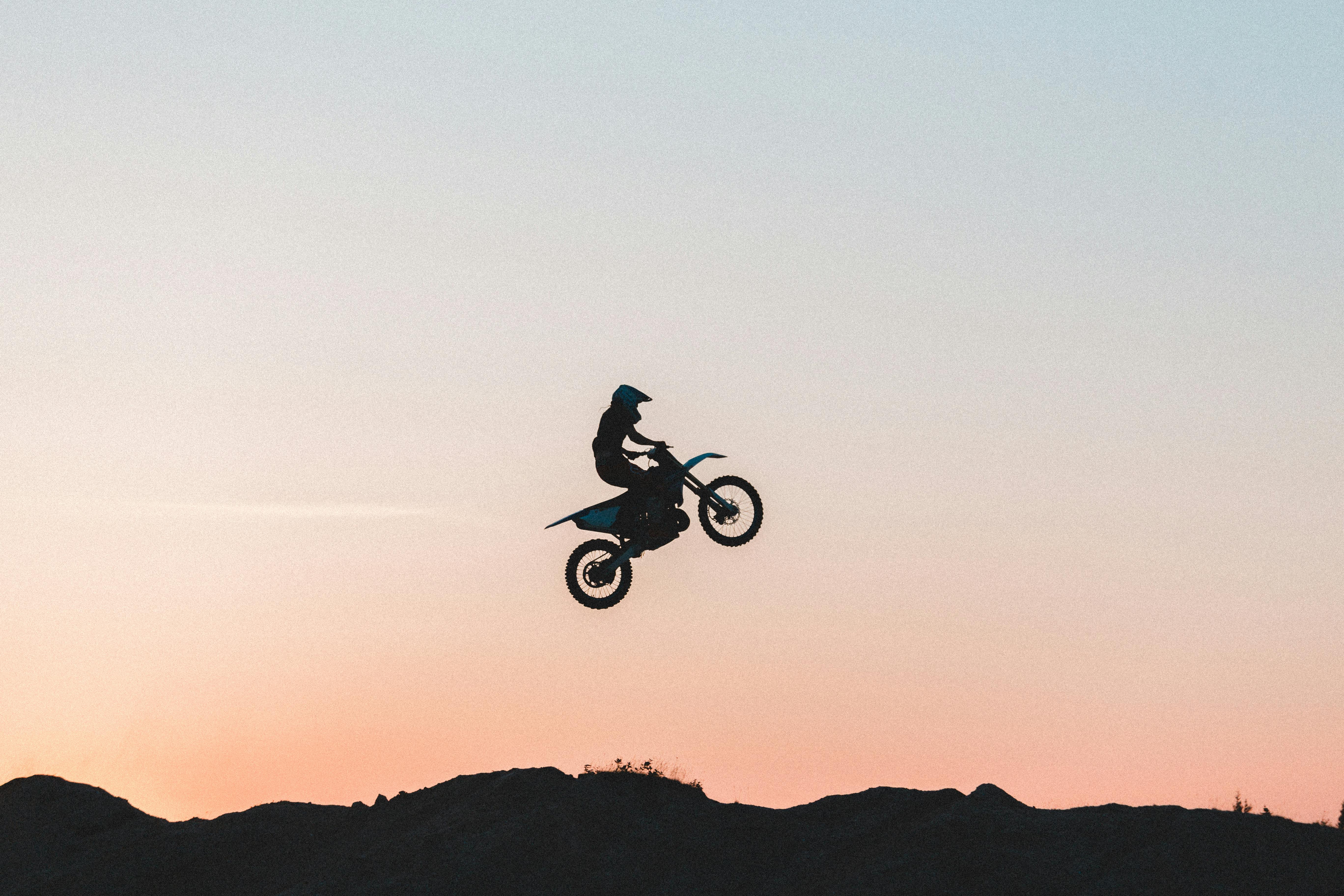Motocross, Silhouette, Sprung, Abendhimmel, Minimalistisch, 5K, Laptop-Hintergrundbild