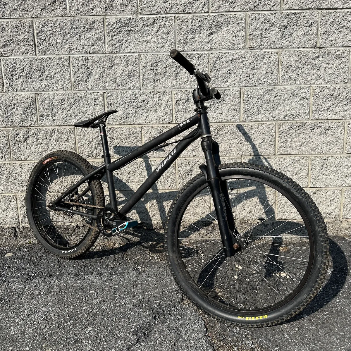 Dirt-Jump-Bike, Schwarzes Fahrrad, Hardtail, Steinwand, Asphalt, Hintergrundbild fürs iPad
