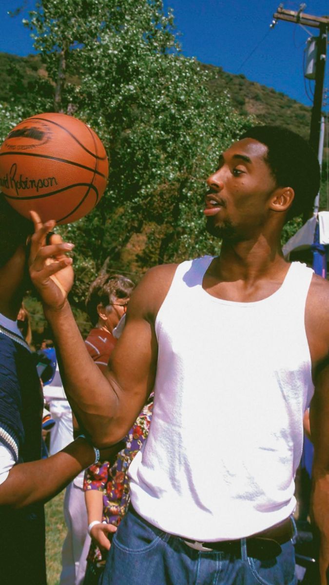 Kobe Bryant, Basketball, Ball auf dem Finger, Jugendfoto, Bäume, Android-Hintergrundbild