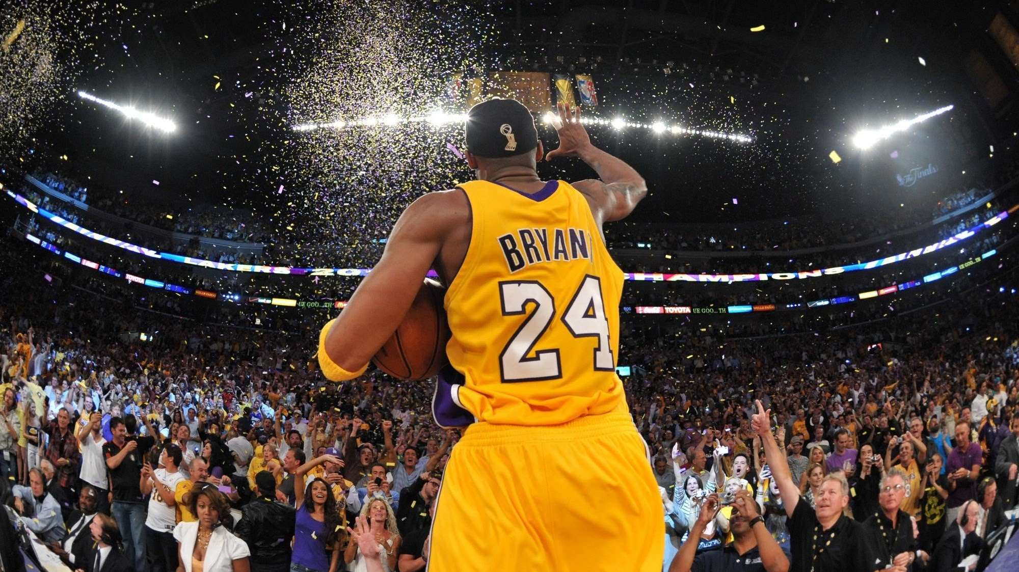 Kobe Bryant, Los Angeles Lakers, Nummer 24, Rückenansicht, Konfetti, Arena, Zuschauer, Full-HD-Hintergrund
