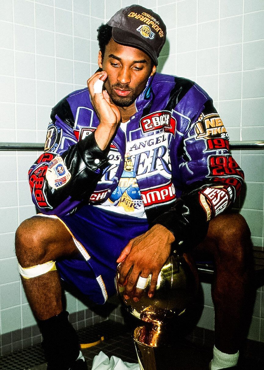 Kobe Bryant, Larry O'Brien Trophy, Pokal, Jacke, Kabine, Nachdenklich, HD, iPad-Hintergrundbild