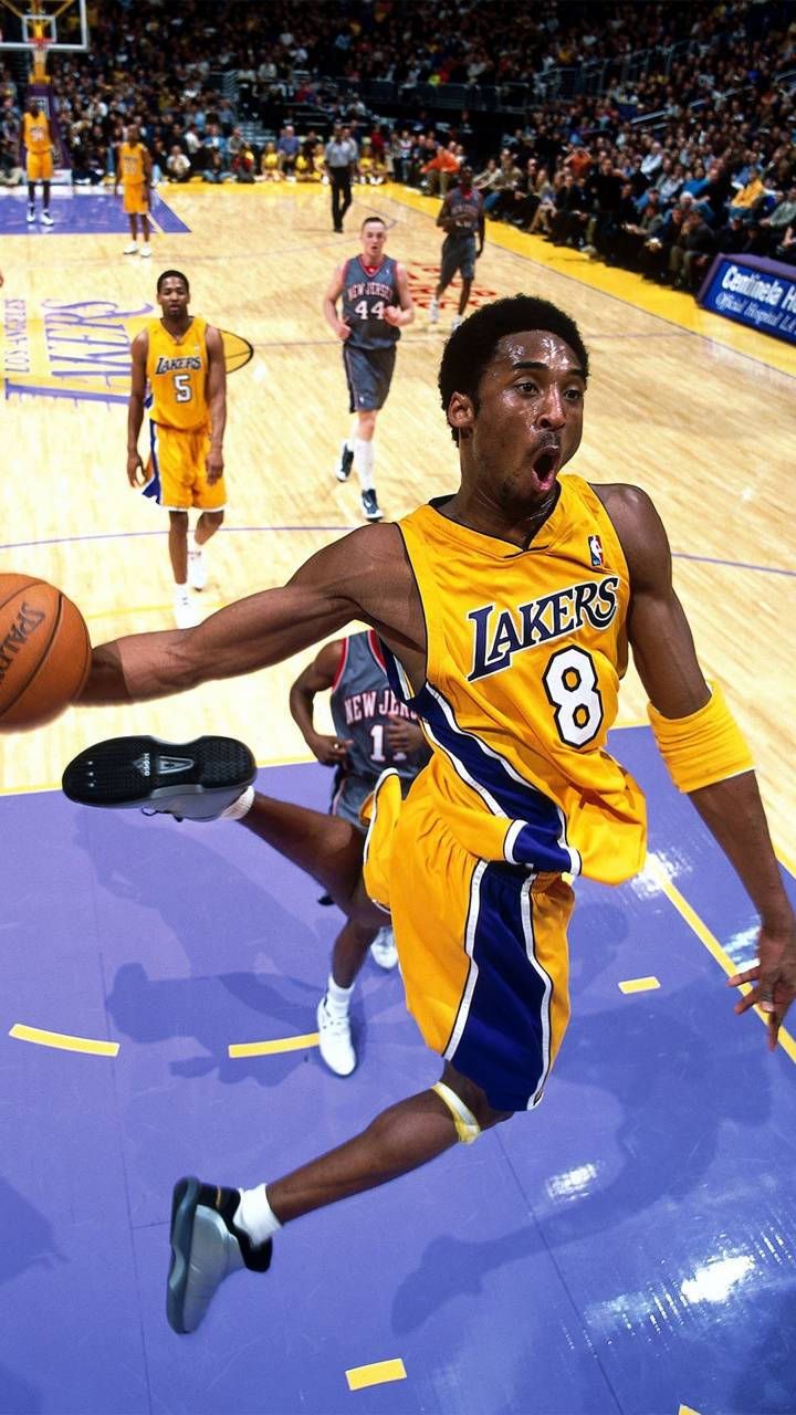 Kobe Bryant, Los Angeles Lakers, Basketballfeld, Dribbling, Lila Parkett, Aktion, HD-Handy-Hintergrundbild