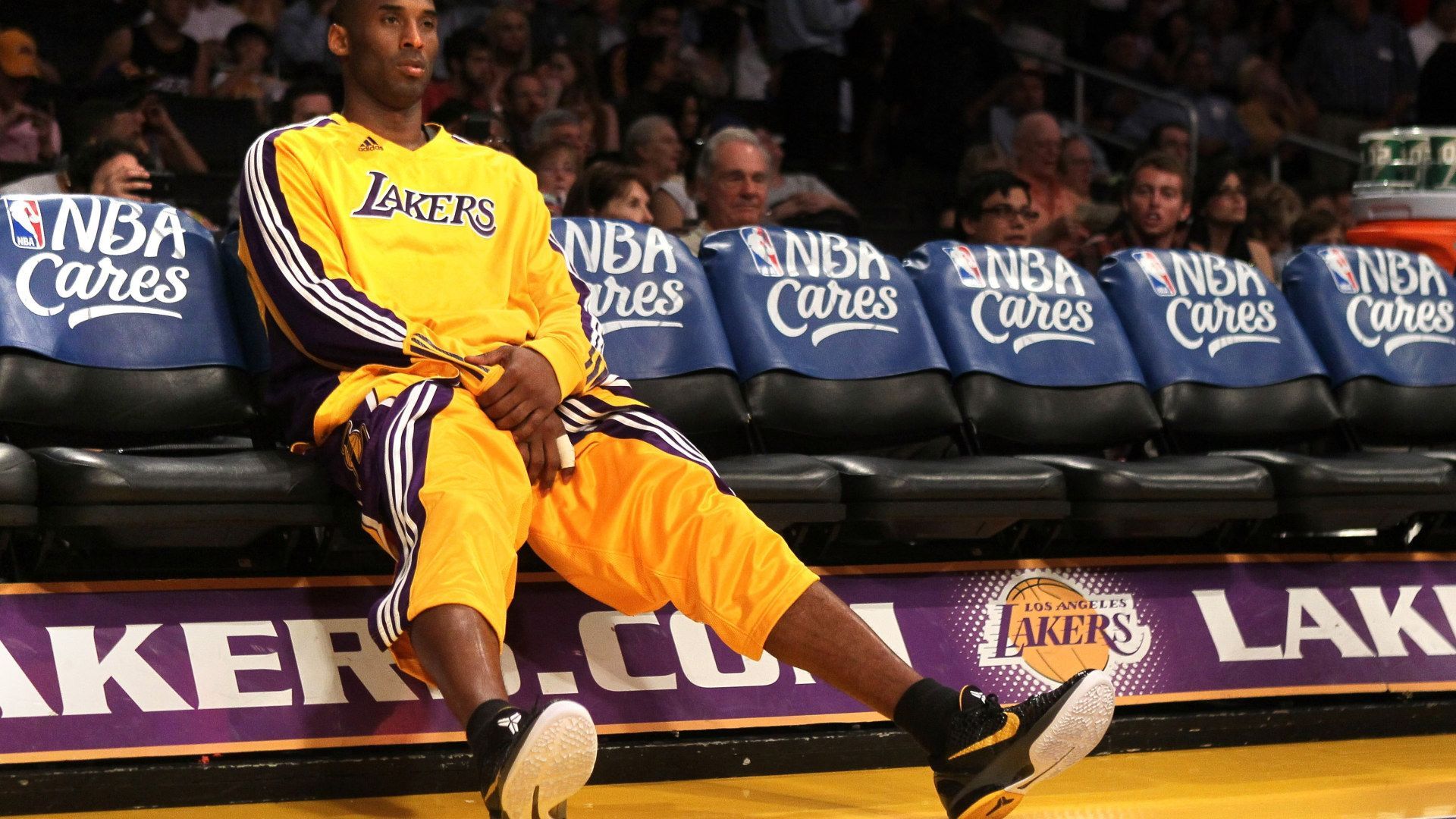 Kobe Bryant, Los Angeles Lakers, NBA Cares, Spielerbank, Aufwärmanzug, Seitenlinie, 1080p-Hintergrundbild
