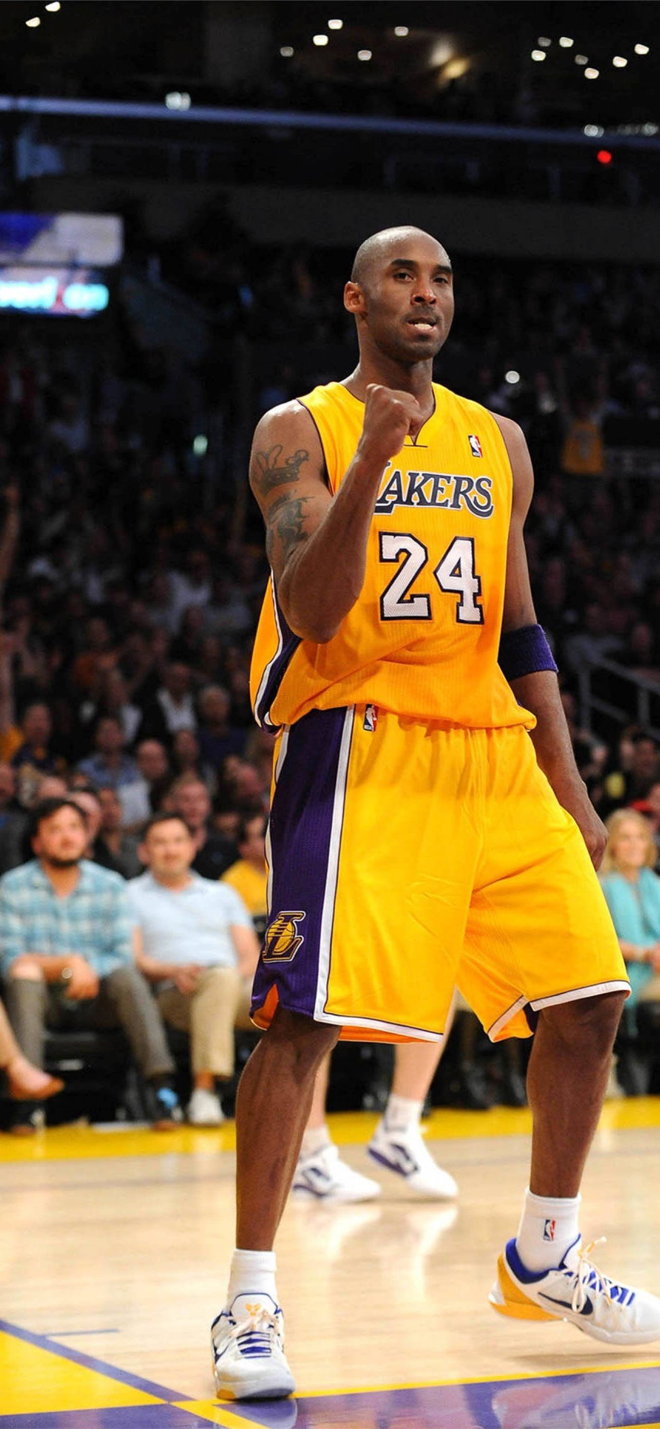 Kobe Bryant, Los Angeles Lakers, Nummer 24, Basketballfeld, Zuschauer, Ganzkörper, Hochformat-Hintergrundbild
