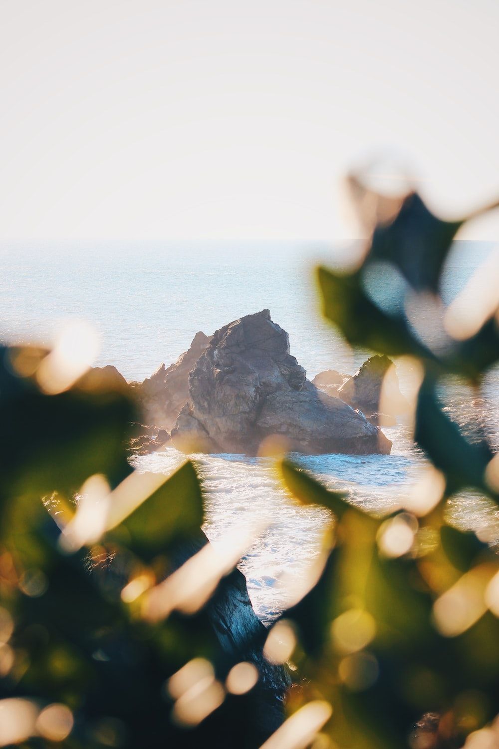 Küste, Felsen, Blätter, Bokeh, Meer, HD, Handy-Hintergrund im Hochformat