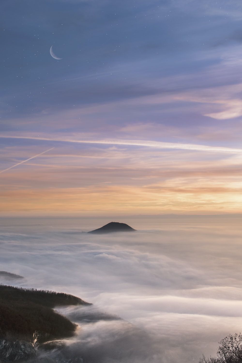 Nebelmeer, Sonnenuntergang, Berge, Mondsichel, Wolken, Hochformat, Hintergrundbild fürs Smartphone