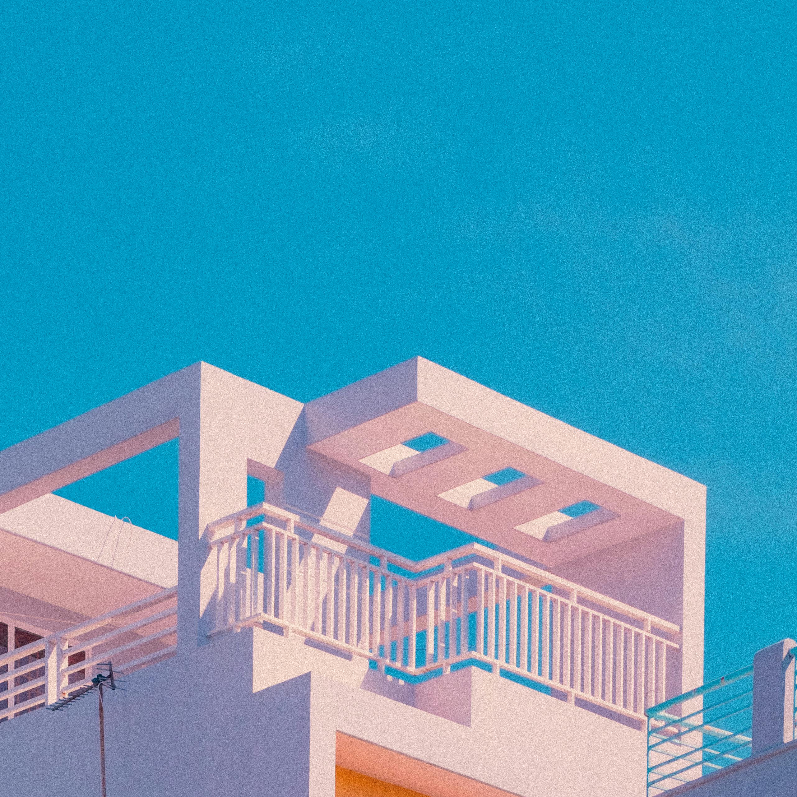 Moderne Architektur, Weißes Gebäude, Blauer Himmel, Minimalistisch, Pastell, iPad-Hintergrundbild