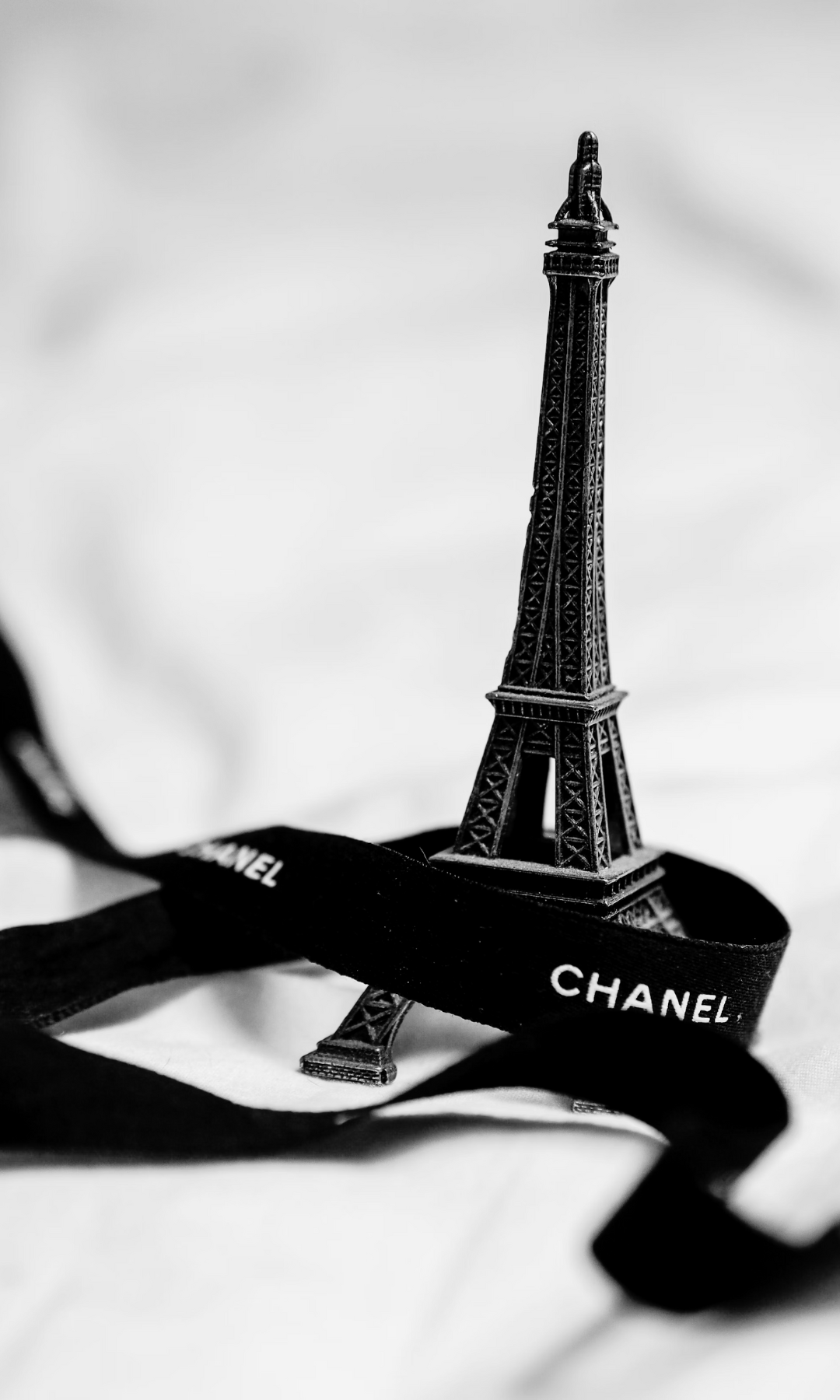 Chanel, Eiffelturm, Schleifenband, Schwarz-Weiß, Paris, Full HD, Sperrbildschirm fürs iPhone