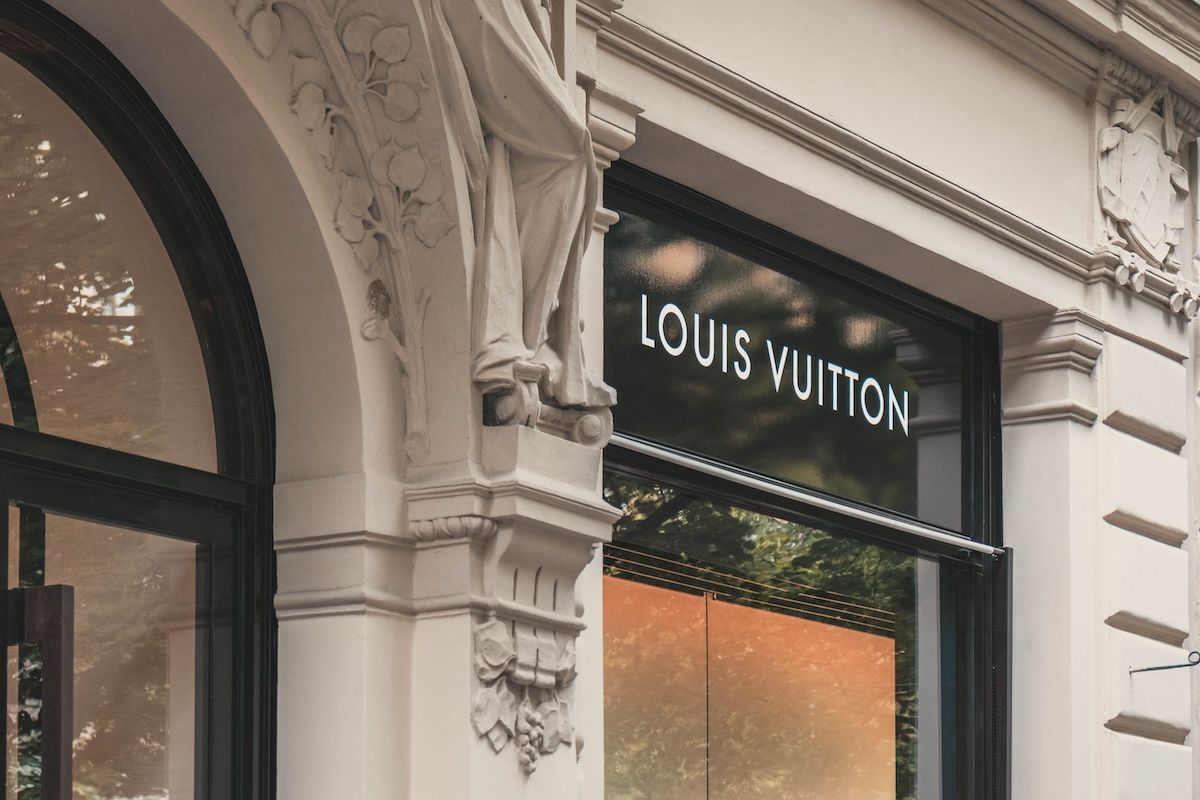 Louis Vuitton, Boutique, Schaufenster, Altbaufassade, Luxusmode, Hintergrundbild