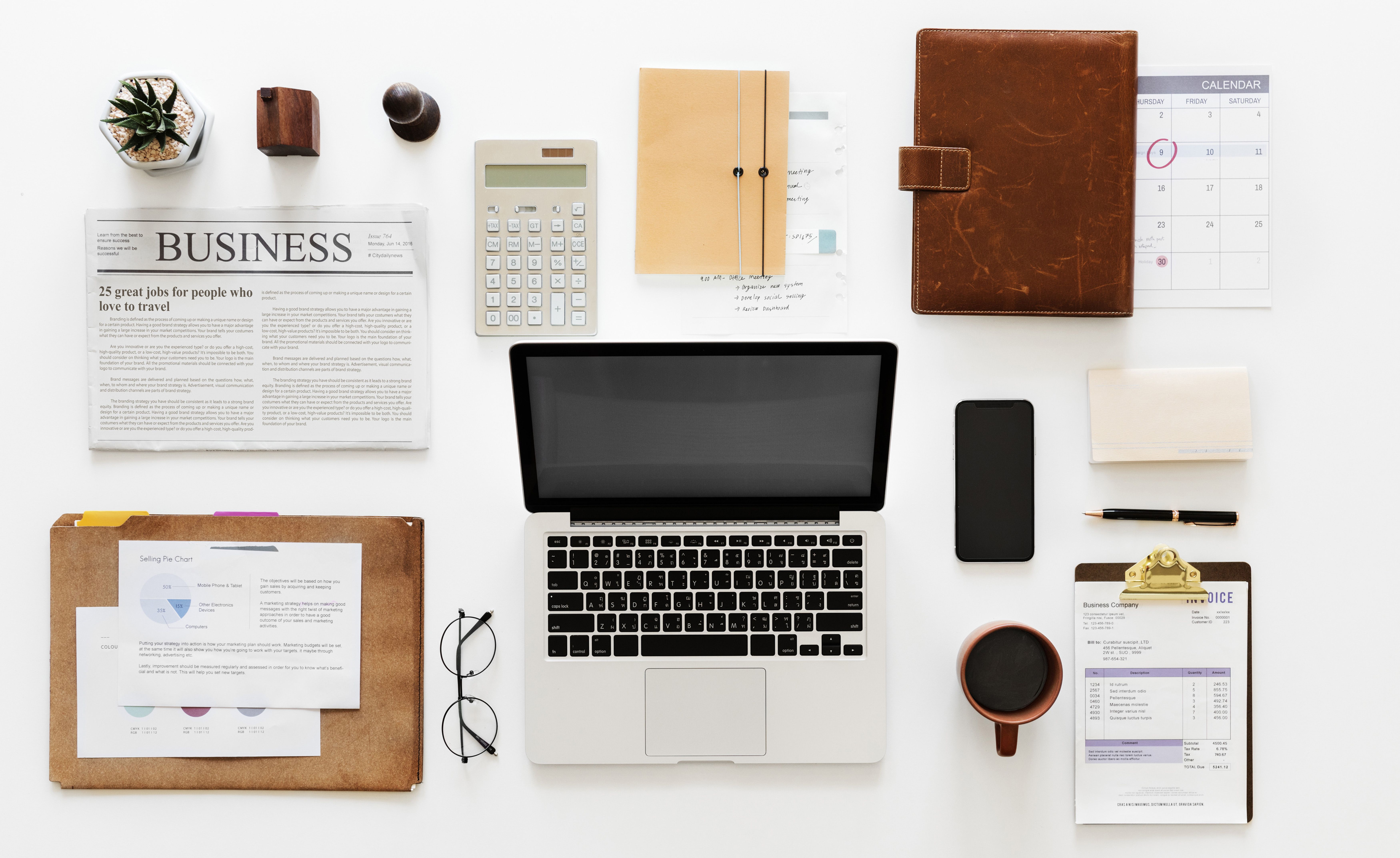 Flat Lay, Laptop, Taschenrechner, Zeitung, Büro, Notizbuch, 6K, Desktop-Hintergrund