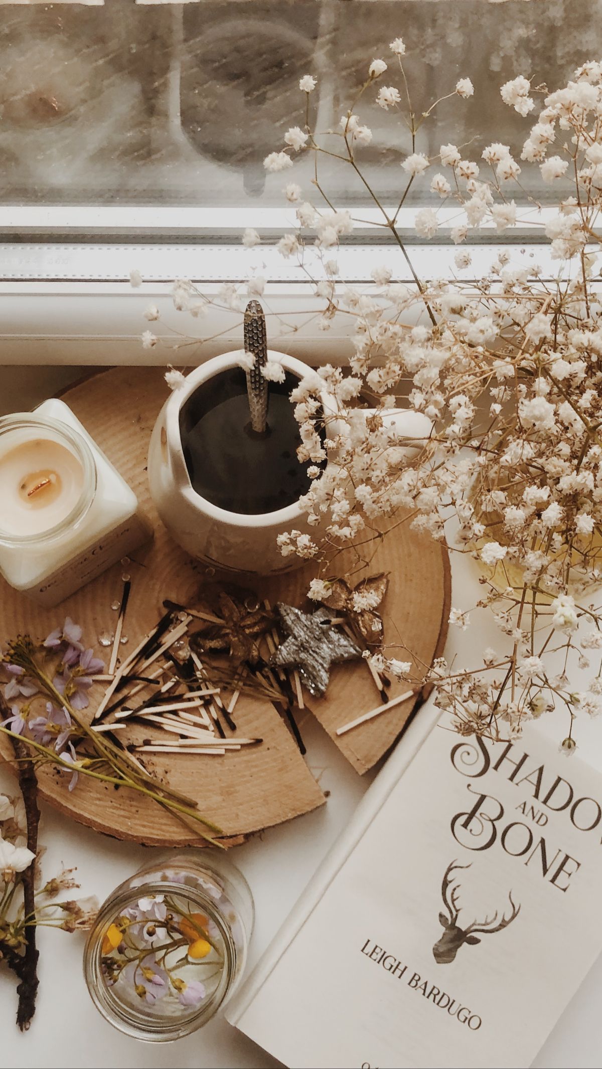 Shadow and Bone – Legenden der Grisha, Buch, Trockenblumen, Kaffee, Gemütlich, Sperrbildschirm