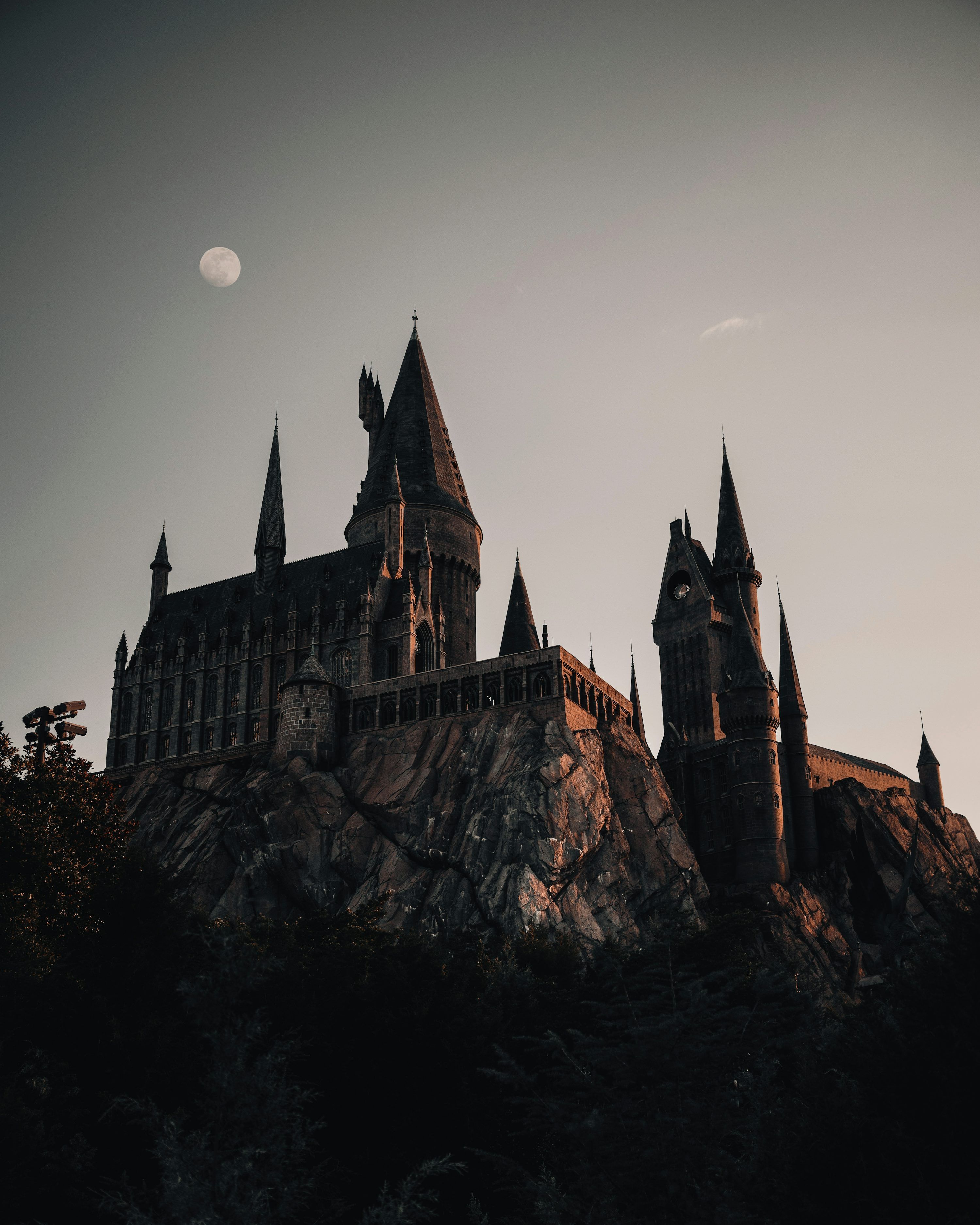 Hogwarts, Schloss, Dämmerung, Mond, Silhouette, QHD+, iPad-Hintergrundbild