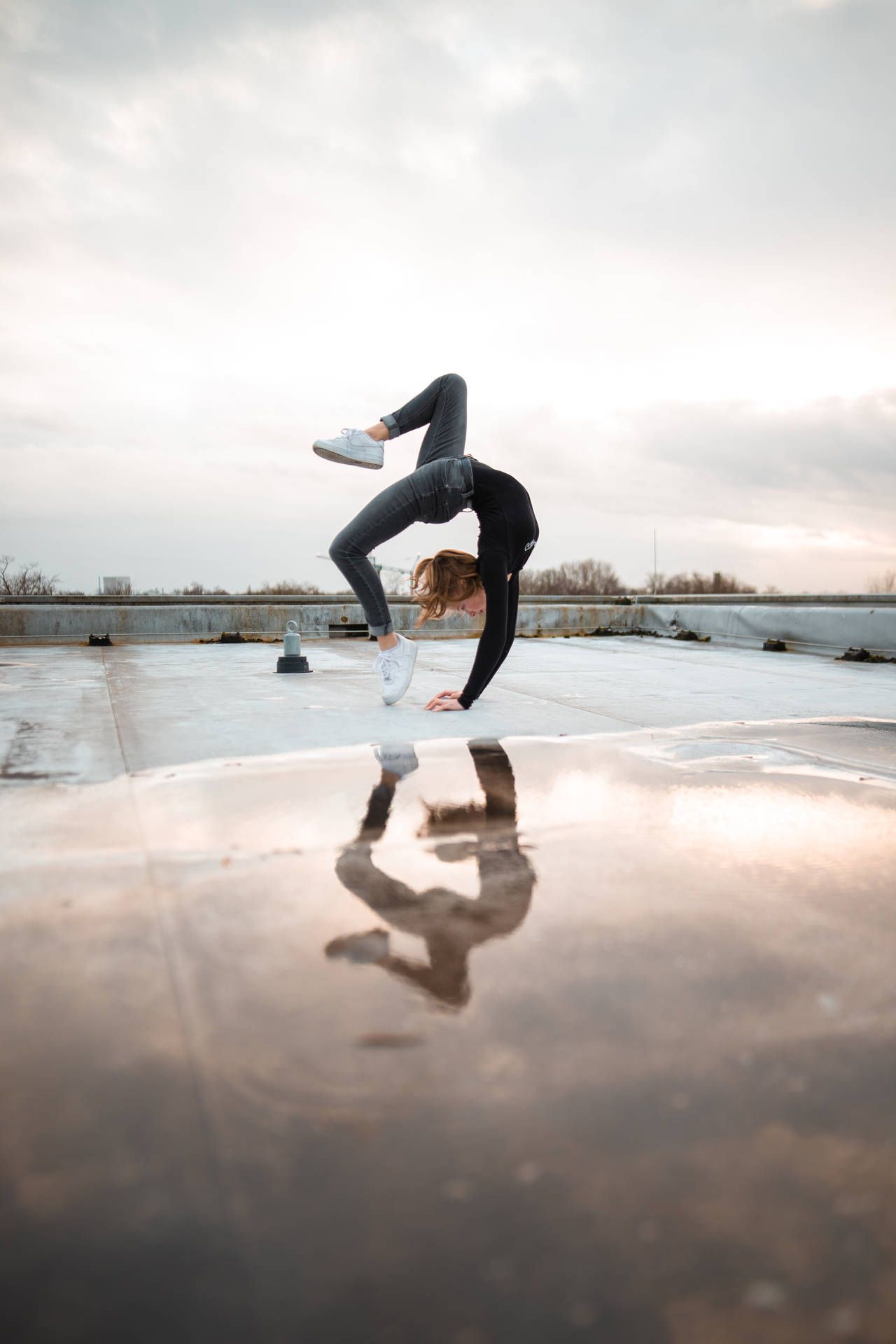 Turnerin, Handstand, Spiegelung, Wasser, Bewölkter Himmel, Sperrbildschirm fürs iPhone