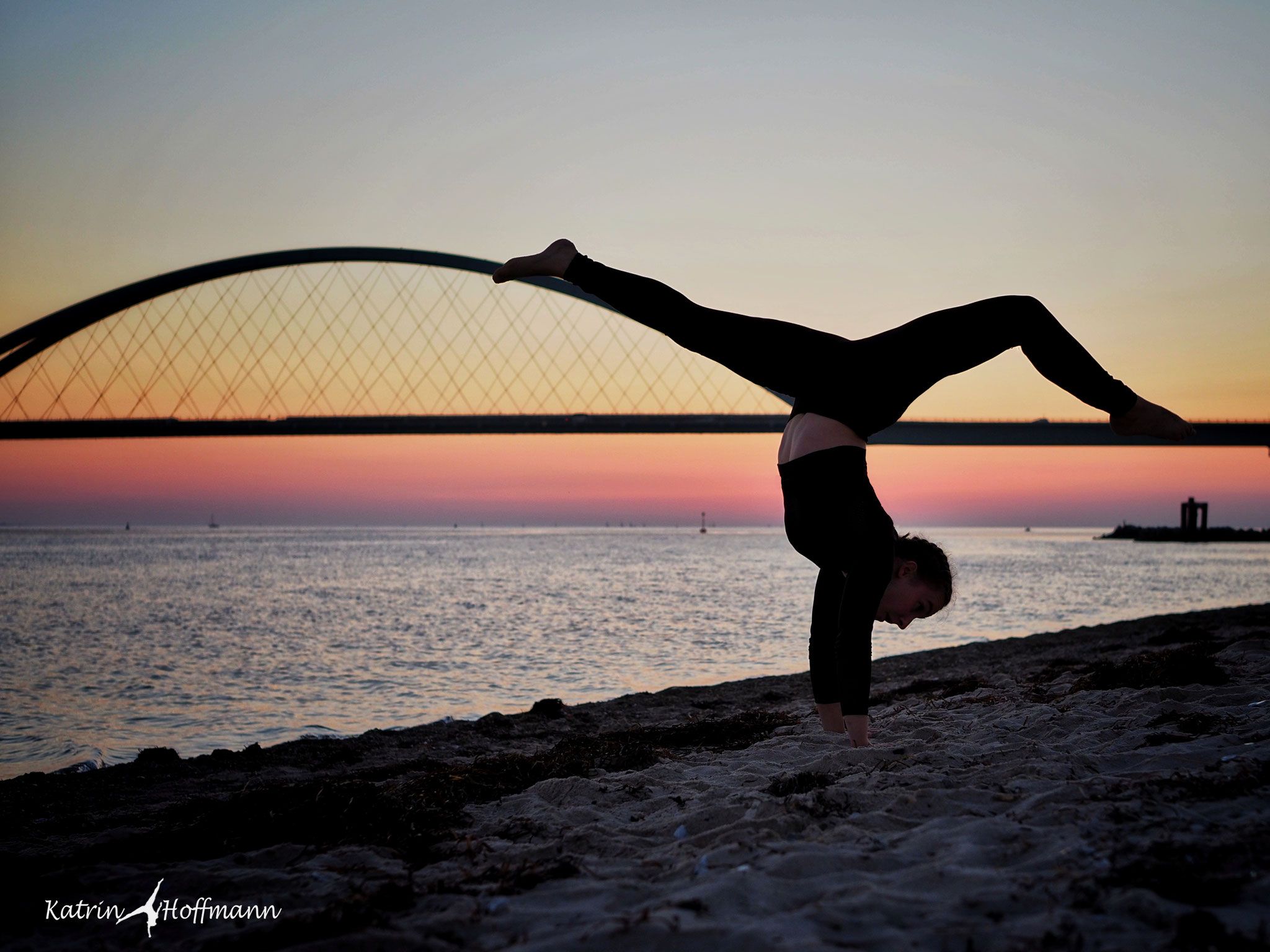 Handstand, Silhouette, Bogenbrücke, Meer, Sonnenuntergang, Full HD, Tablet-Hintergrund