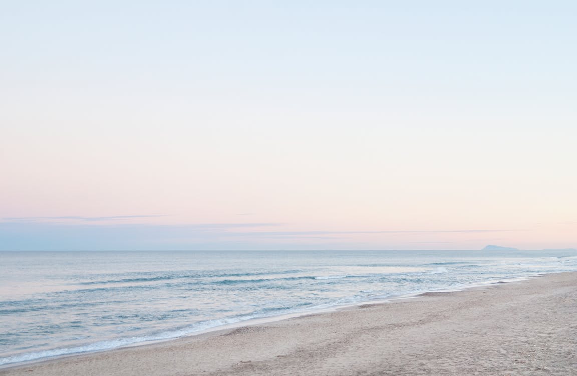 Sandstrand, Pastellhimmel, Horizont, Ruhiges Meer, Minimalismus, Hintergrundbild