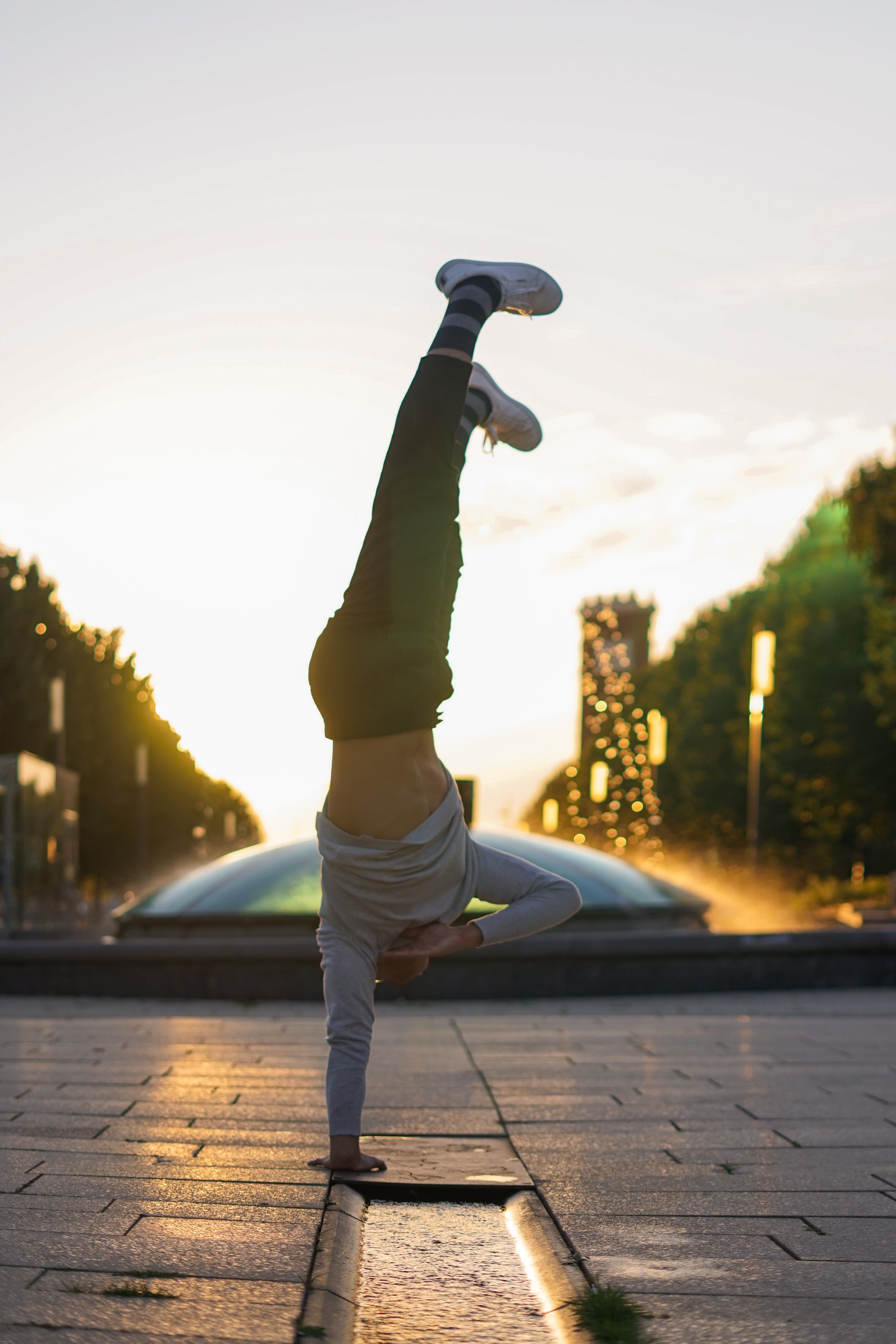 Handstand, Park, Abendlicht, Straßenfoto, QHD+, Sperrbildschirm fürs iPhone