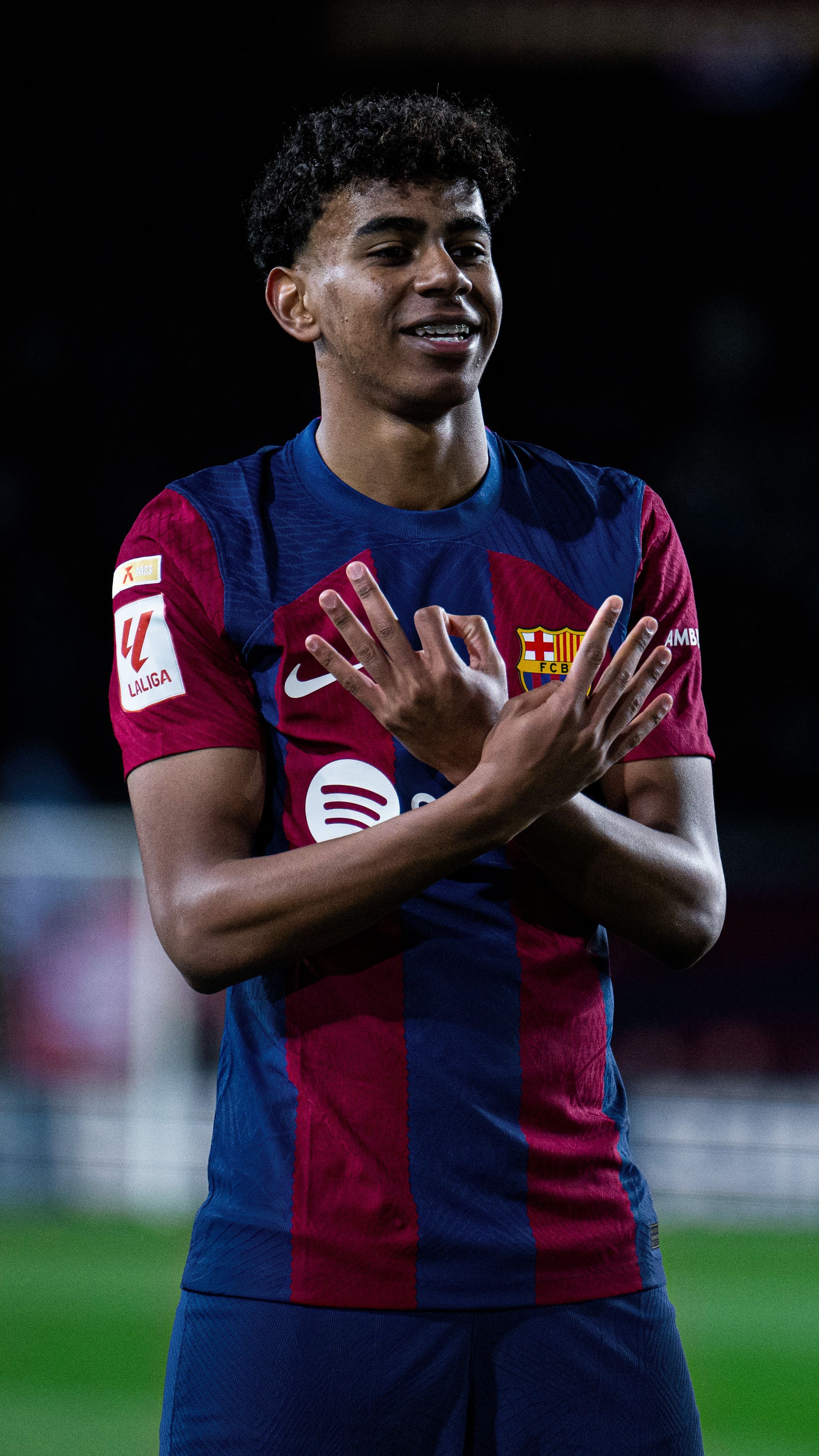 Lamine Yamal, FC Barcelona, Gekreuzte Arme, Jubel, Fußballer, Hintergrundbild fürs Handy