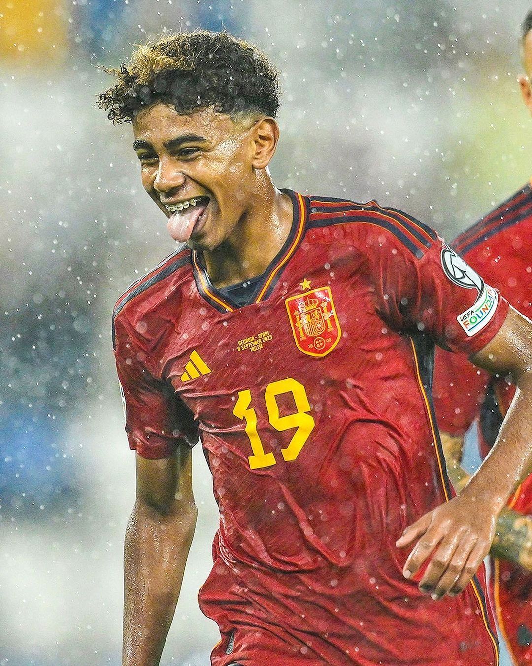 Lamine Yamal, Spanische Nationalmannschaft, Lachen, Regen, Nummer 19, Full HD, Tablet-Hintergrund