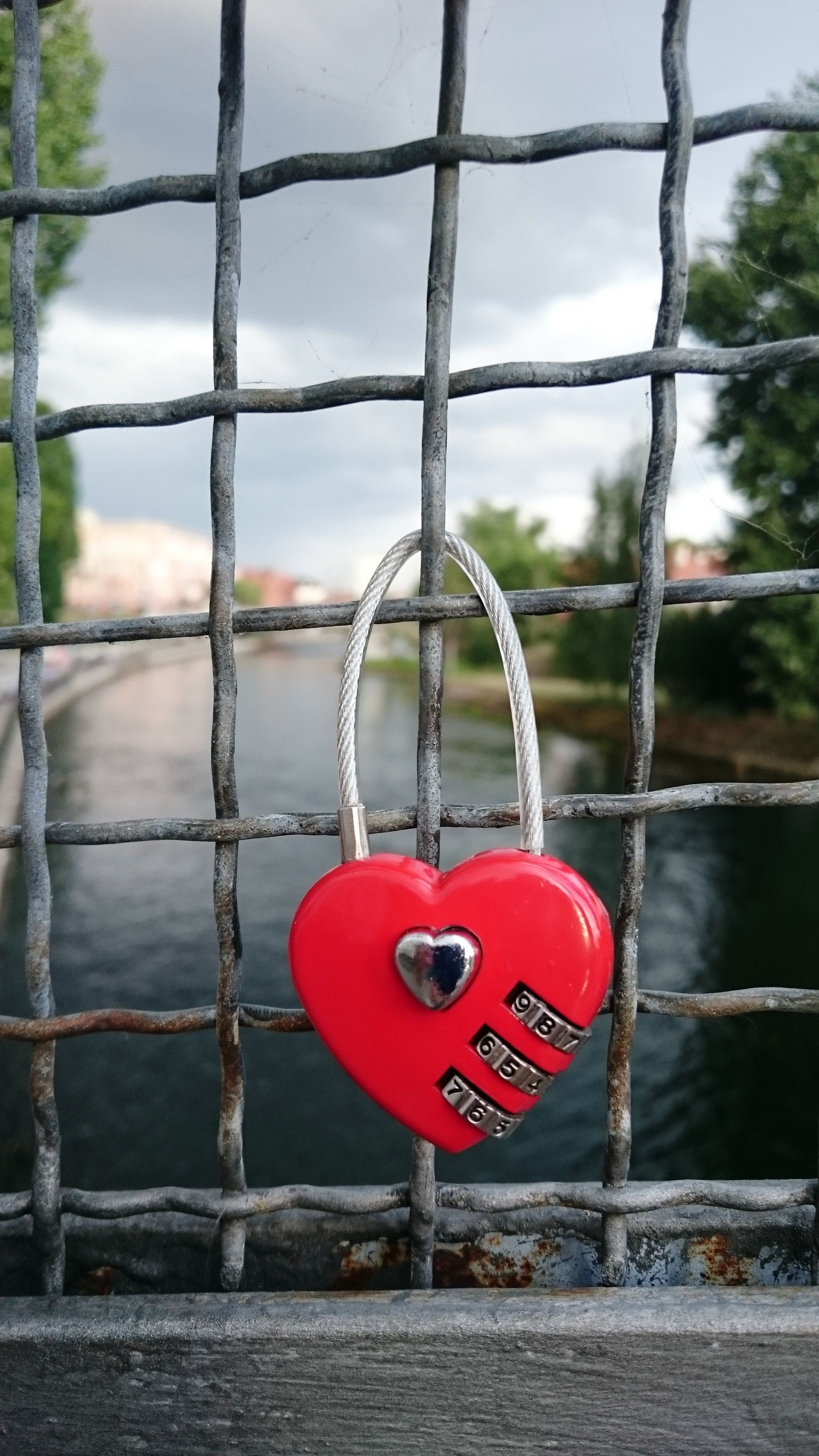 Liebesschloss, Herzschloss, Gitter, Rot, Hochformat, Hintergrundbild fürs Smartphone