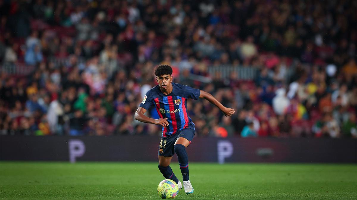 Lamine Yamal, FC Barcelona, Dribbling, Spielszene, Zuschauer, Hintergrundbild
