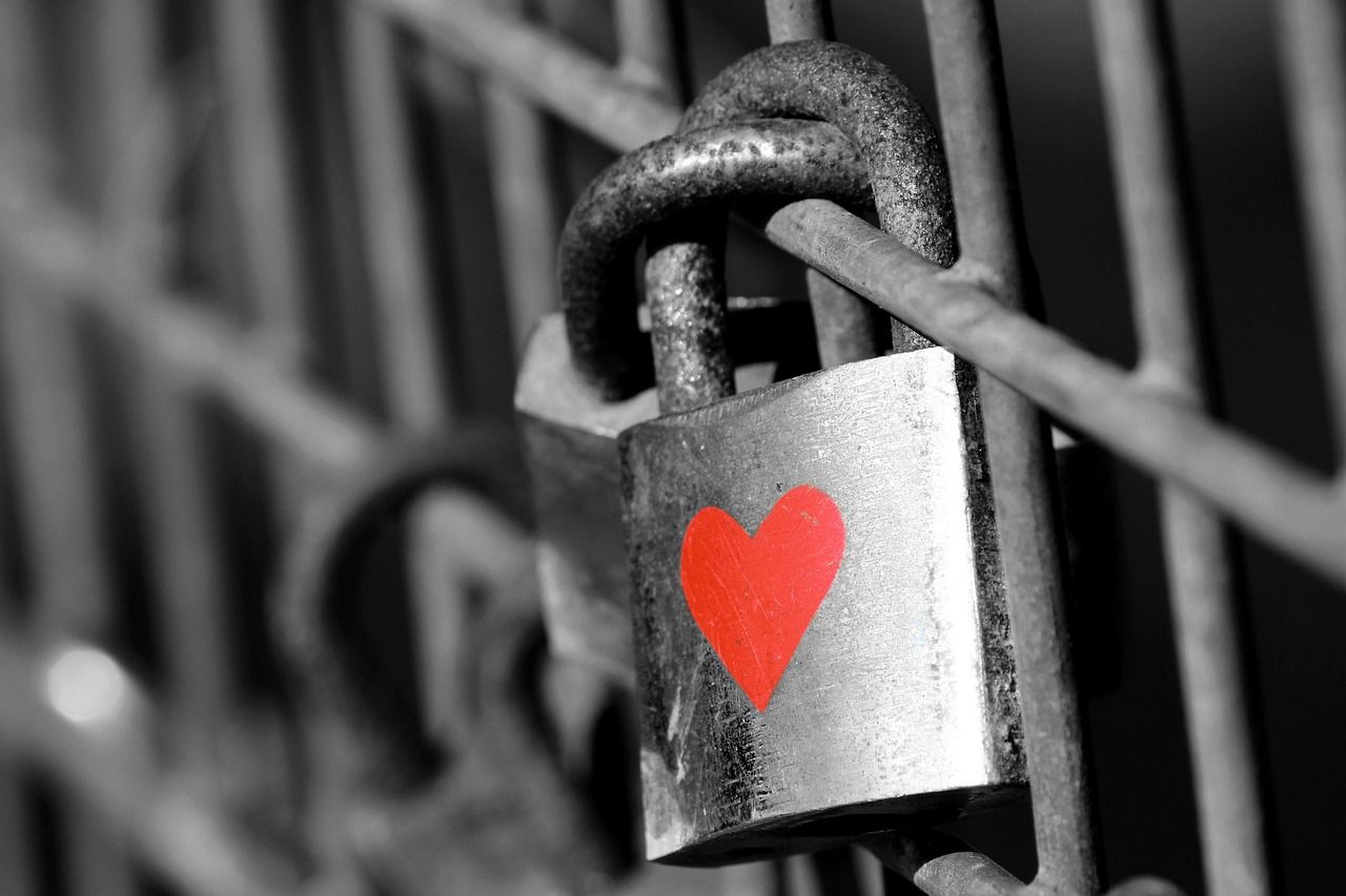 Liebesschloss, Rotes Herz, Schwarz-Weiß, Color Key, Gitter, HD, Windows-Hintergrundbild