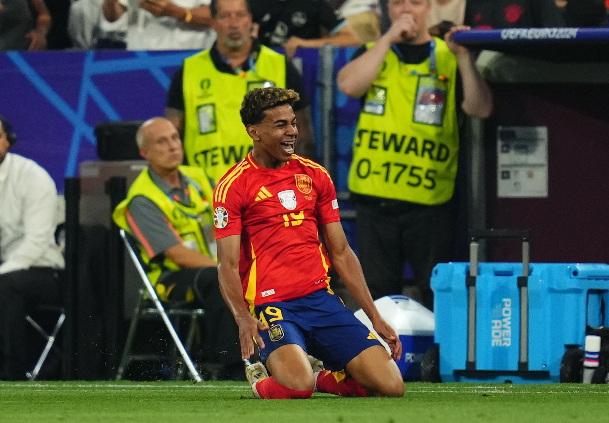 Lamine Yamal, Spanische Nationalmannschaft, Kniend, Torjubel, Fotografen, Full HD, Windows-Hintergrundbild