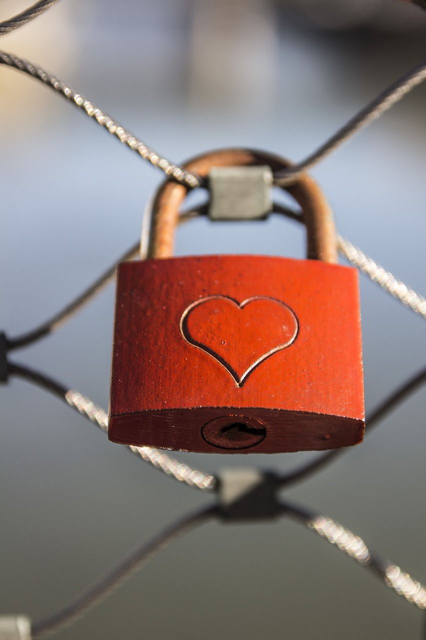 Liebesschloss, Herzgravur, Rotes Schloss, Drahtseil, Bokeh, HD, Handy-Hintergrundbild