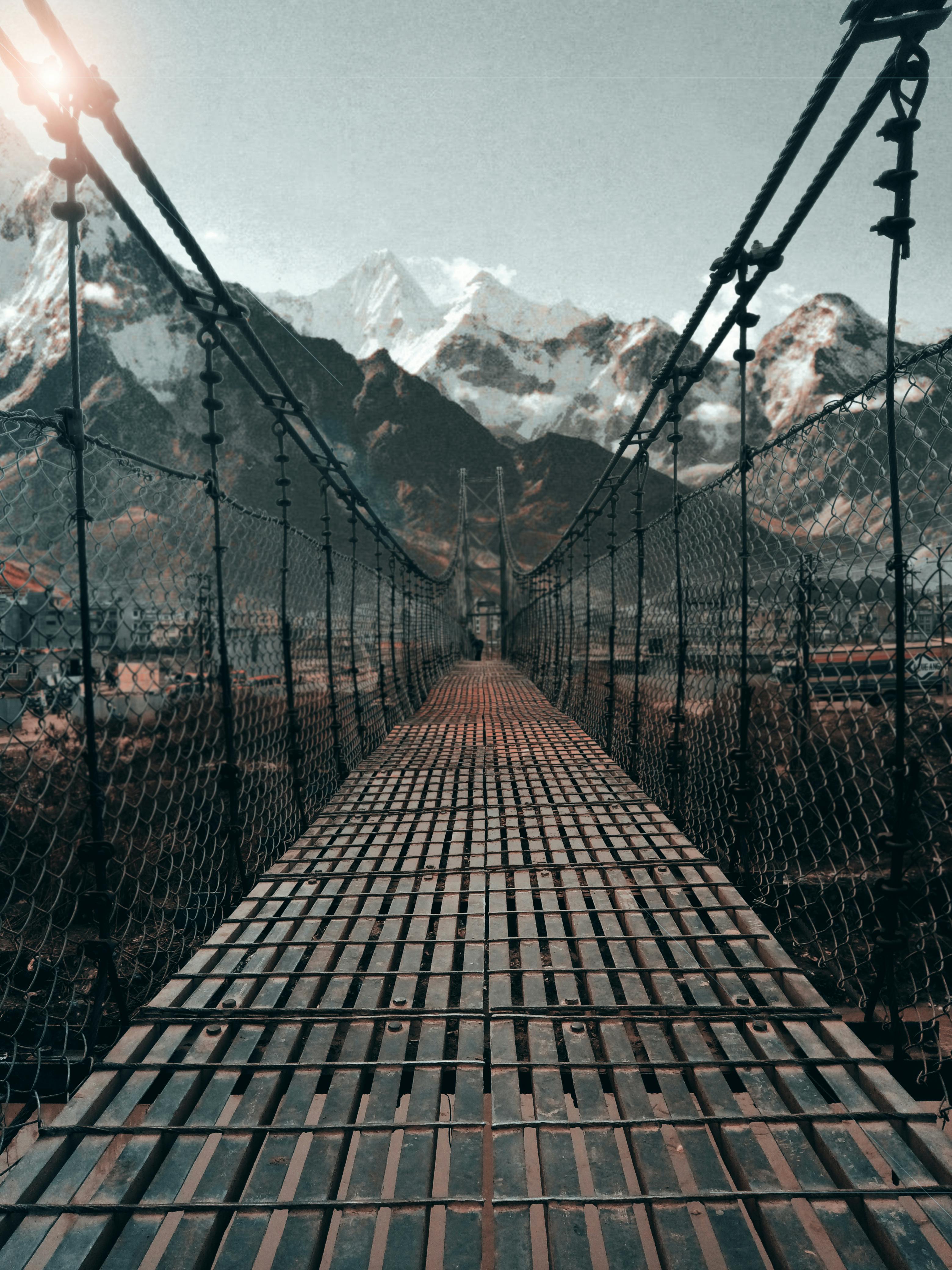 Hängebrücke, Berge, Schneegipfel, Holzsteg, Perspektive, QHD+, Tablet-Hintergrund