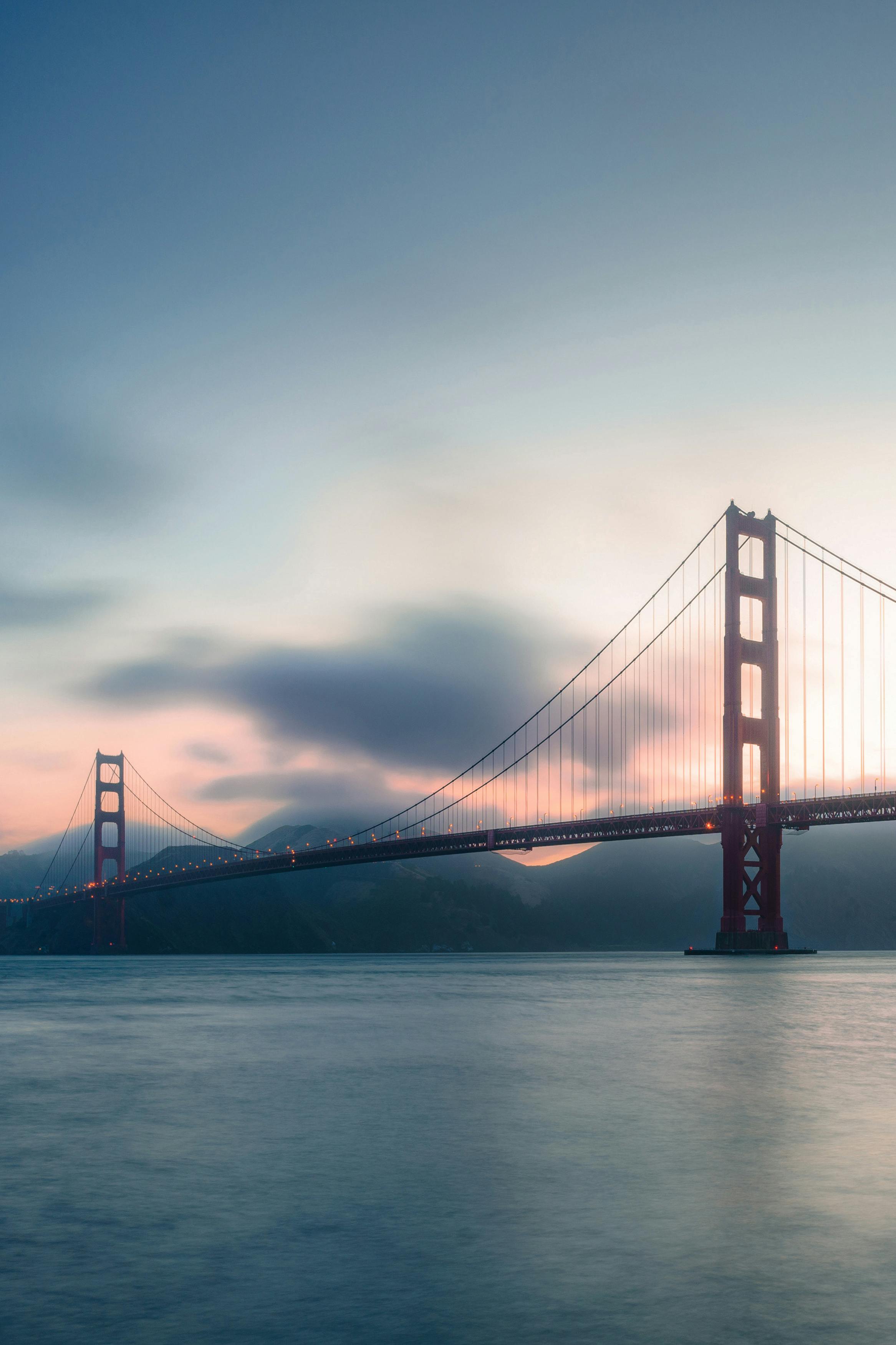Golden Gate Bridge, San Francisco, Nebel, Bucht, Blaue Stunde, QHD+, iPhone-Hintergrundbild