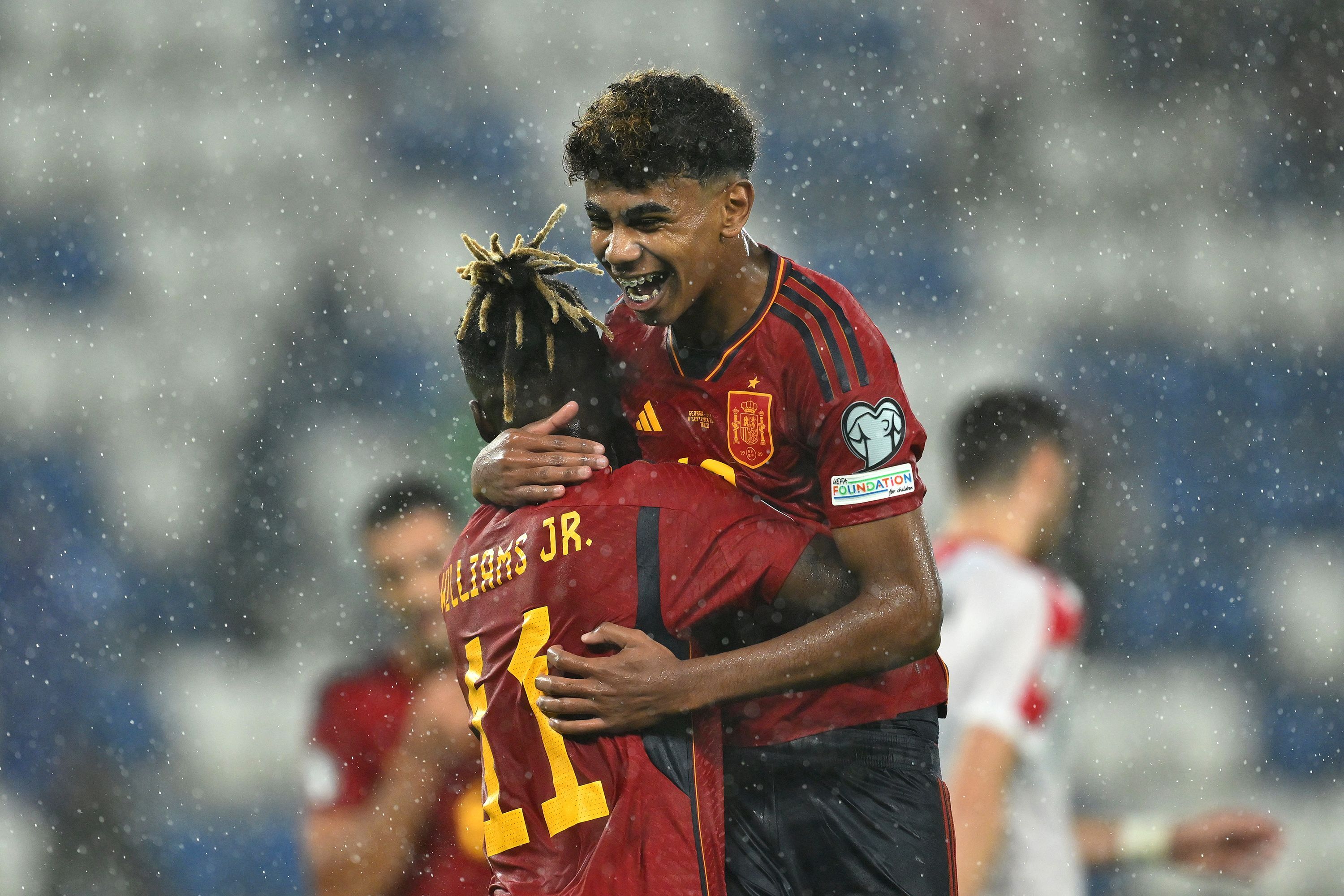 Lamine Yamal, Nico Williams, Spanische Nationalmannschaft, Umarmung, Regen, 2K, Windows-Hintergrundbild
