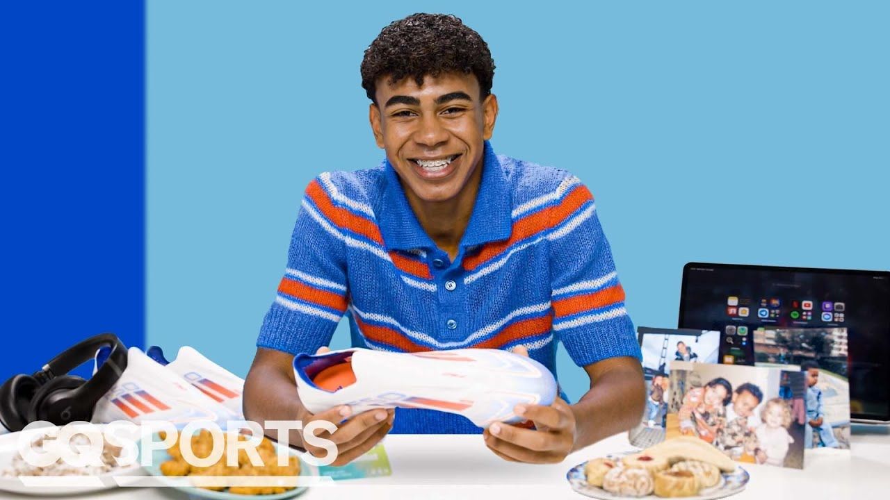 Lamine Yamal, Fußballschuhe, Lachen, Blauer Hintergrund, Studio, HD Wallpaper